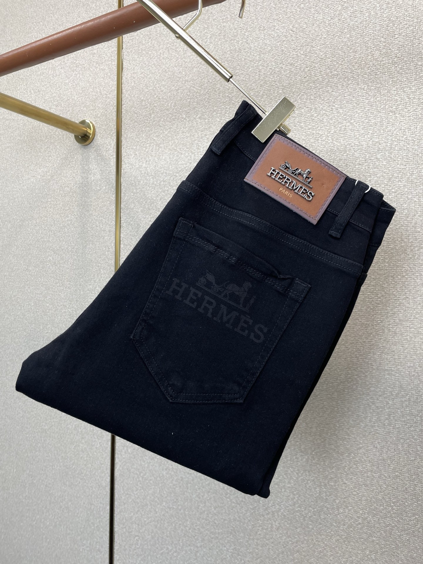 。Hermès爱马仕💥独家专供新款休闲牛仔裤👖高端版本 专柜定制面料 透气舒适度高，细节无可挑剔，品牌元