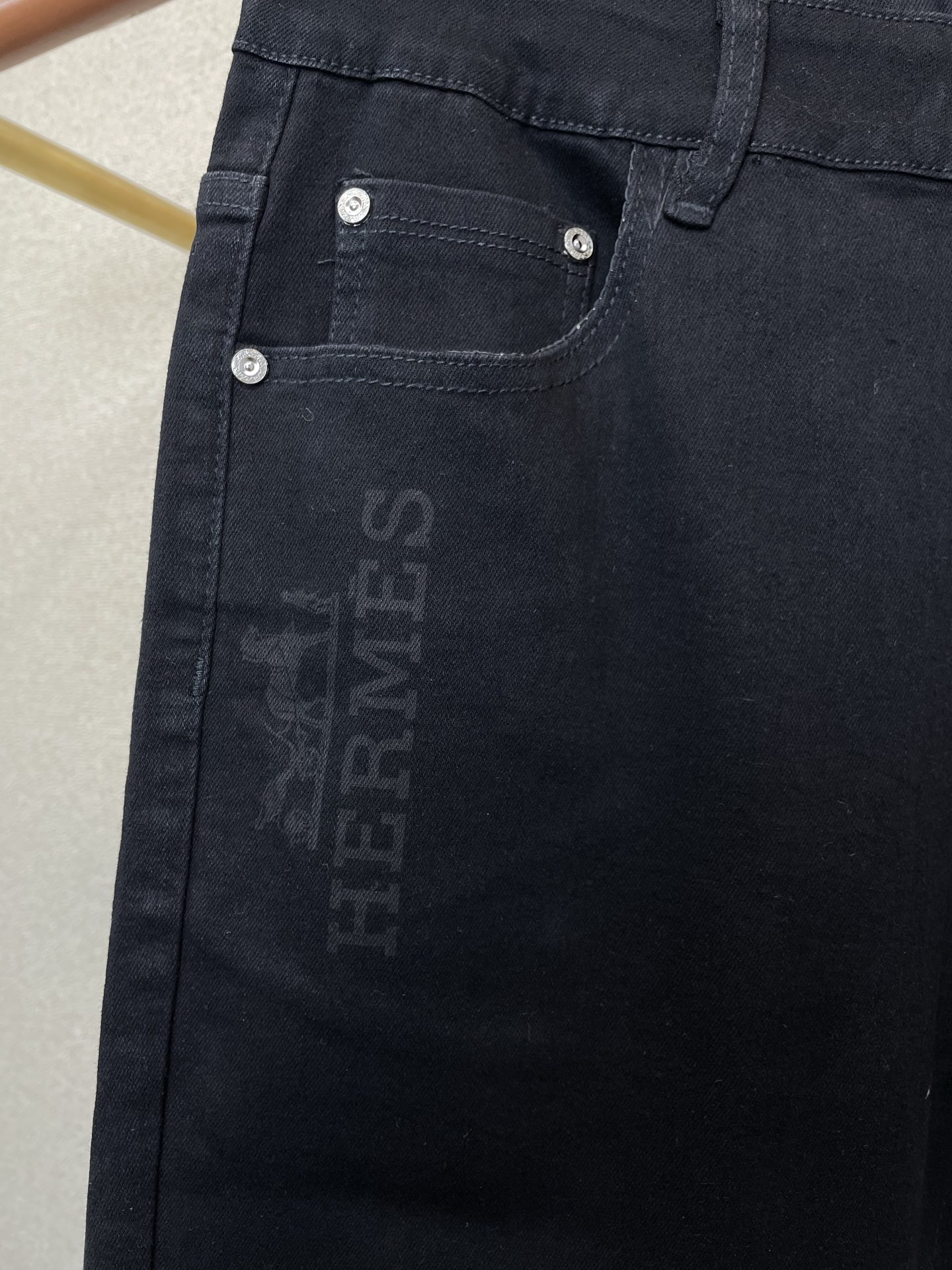 。Hermès爱马仕💥独家专供新款休闲牛仔裤👖高端版本 专柜定制面料 透气舒适度高，细节无可挑剔，品牌元