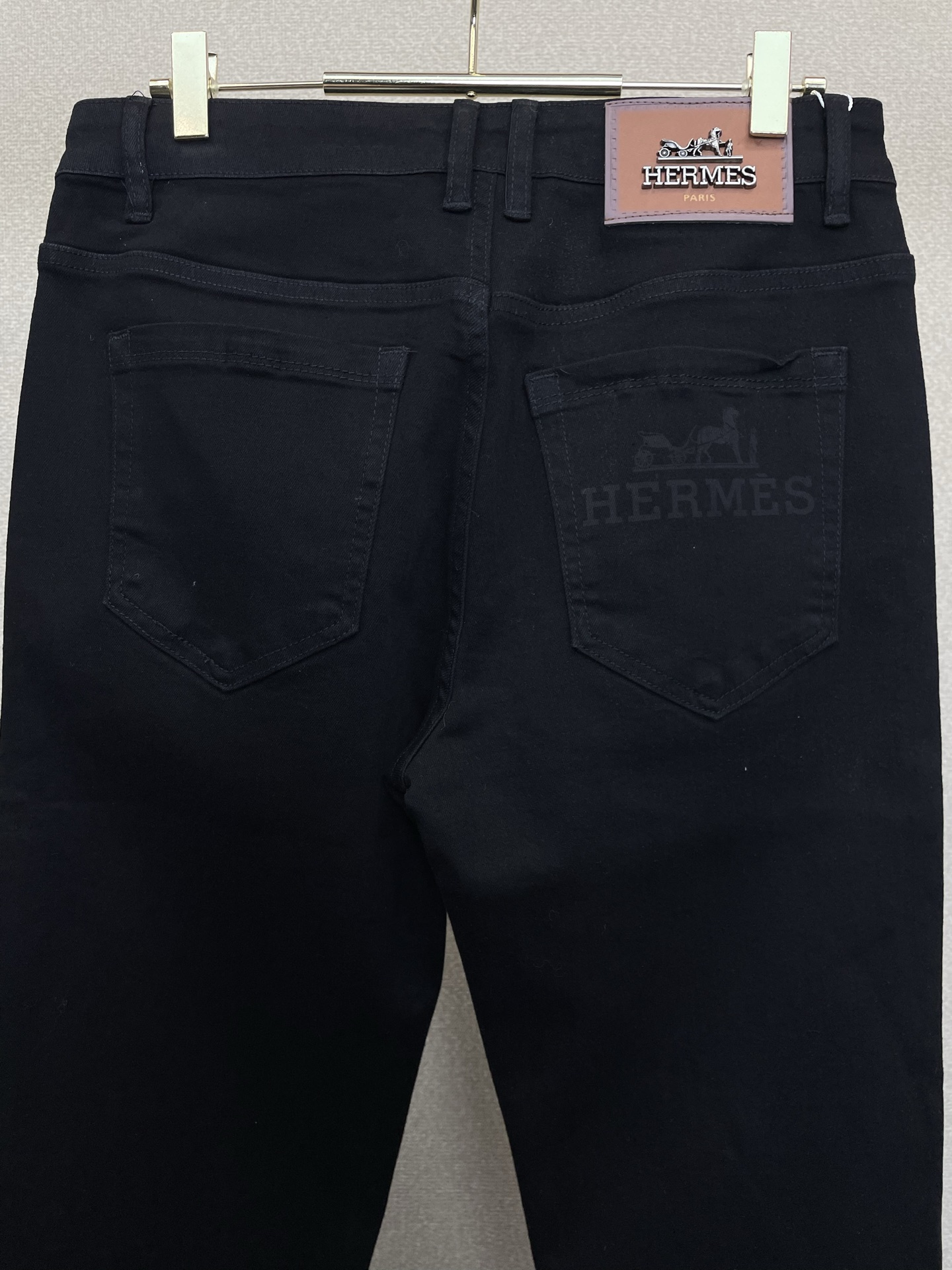 。Hermès爱马仕💥独家专供新款休闲牛仔裤👖高端版本 专柜定制面料 透气舒适度高，细节无可挑剔，品牌元