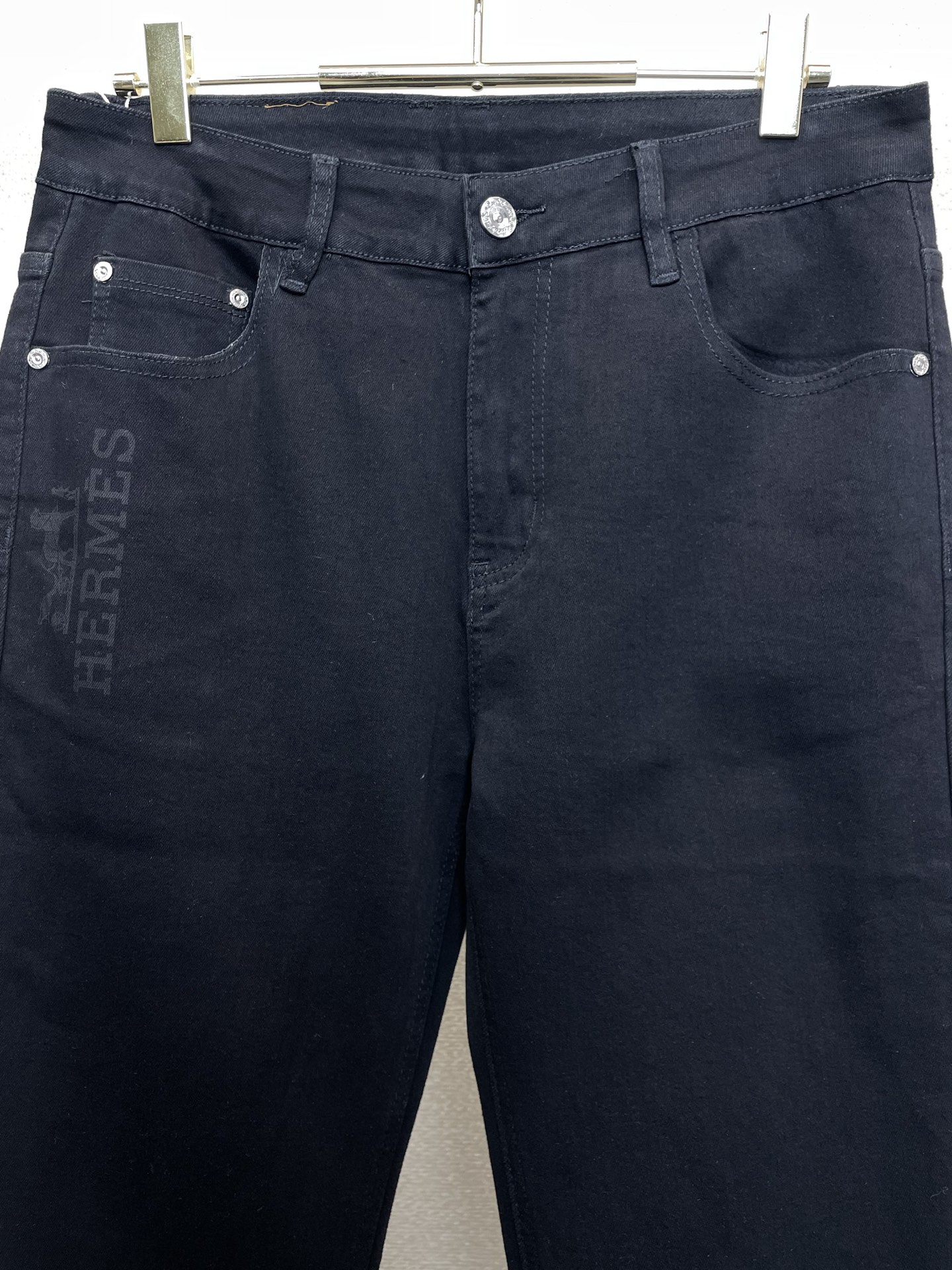 。Hermès爱马仕💥独家专供新款休闲牛仔裤👖高端版本 专柜定制面料 透气舒适度高，细节无可挑剔，品牌元