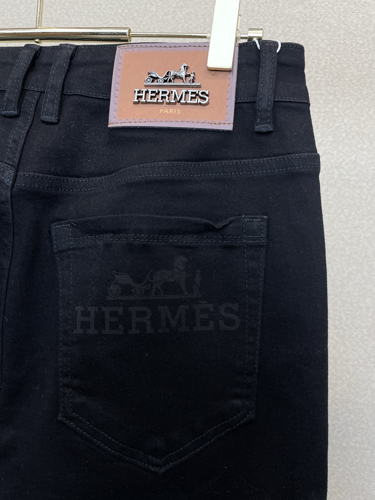 。Hermès爱马仕💥独家专供新款休闲牛仔裤👖高端版本 专柜定制面料 透气舒适度高，细节无可挑剔，品牌元