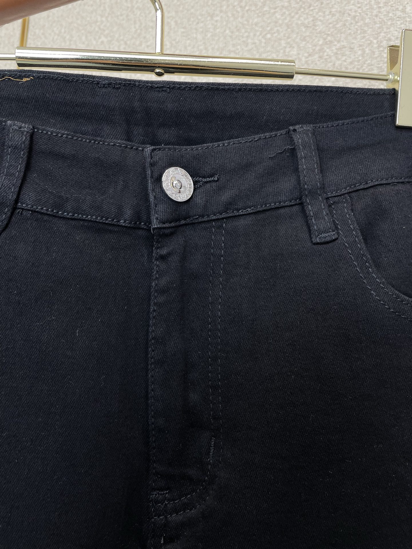 。Hermès爱马仕💥独家专供新款休闲牛仔裤👖高端版本 专柜定制面料 透气舒适度高，细节无可挑剔，品牌元