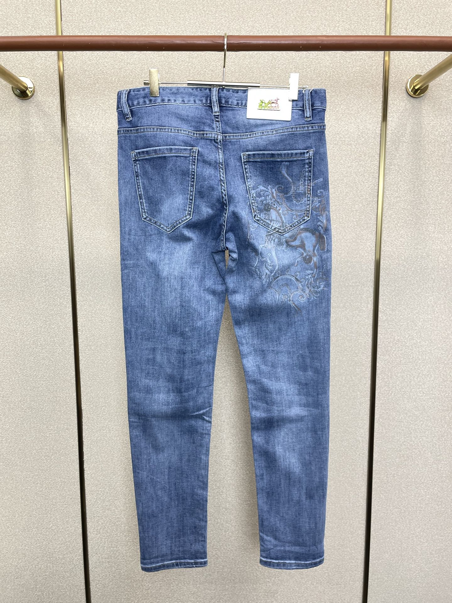。Hermès爱马仕💥独家专供新款休闲牛仔裤👖高端版本 专柜定制面料 透气舒适度高，细节无可挑剔，品牌元
