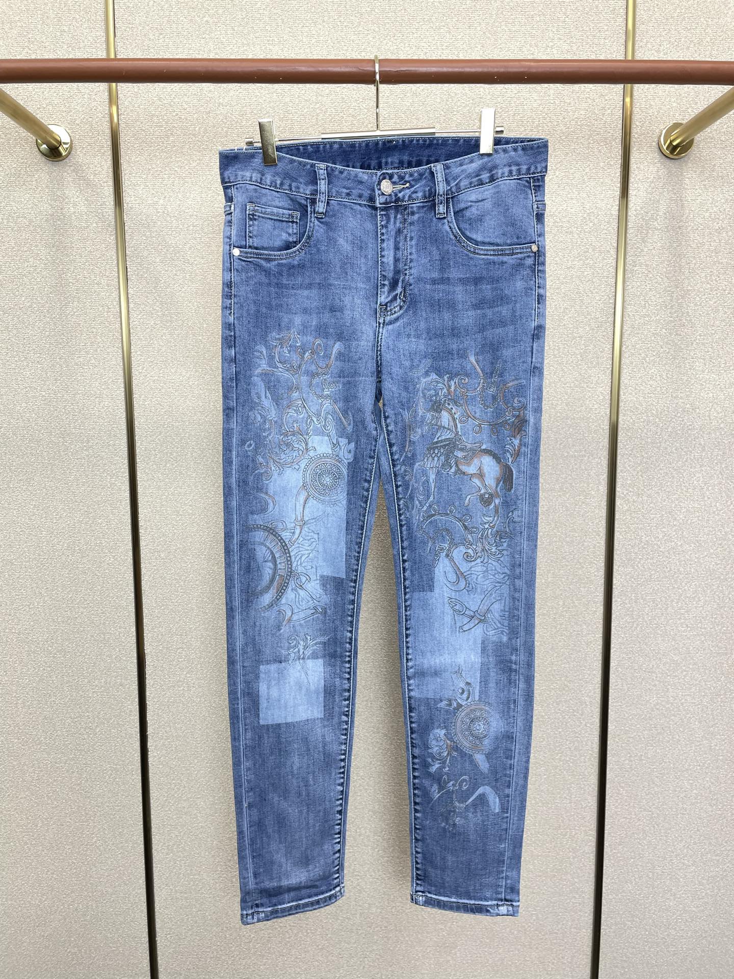 。Hermès爱马仕💥独家专供新款休闲牛仔裤👖高端版本 专柜定制面料 透气舒适度高，细节无可挑剔，品牌元