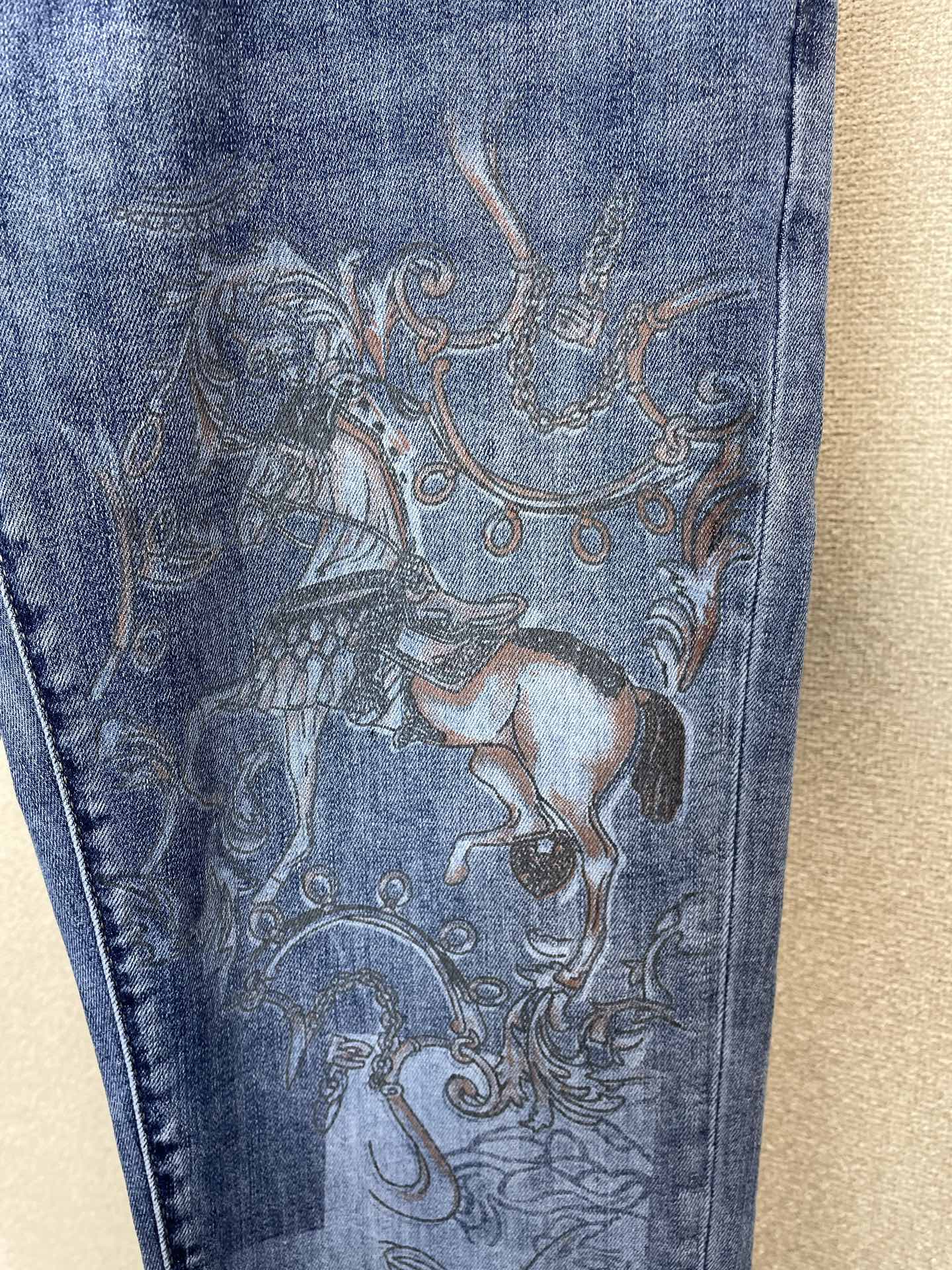 。Hermès爱马仕💥独家专供新款休闲牛仔裤👖高端版本 专柜定制面料 透气舒适度高，细节无可挑剔，品牌元