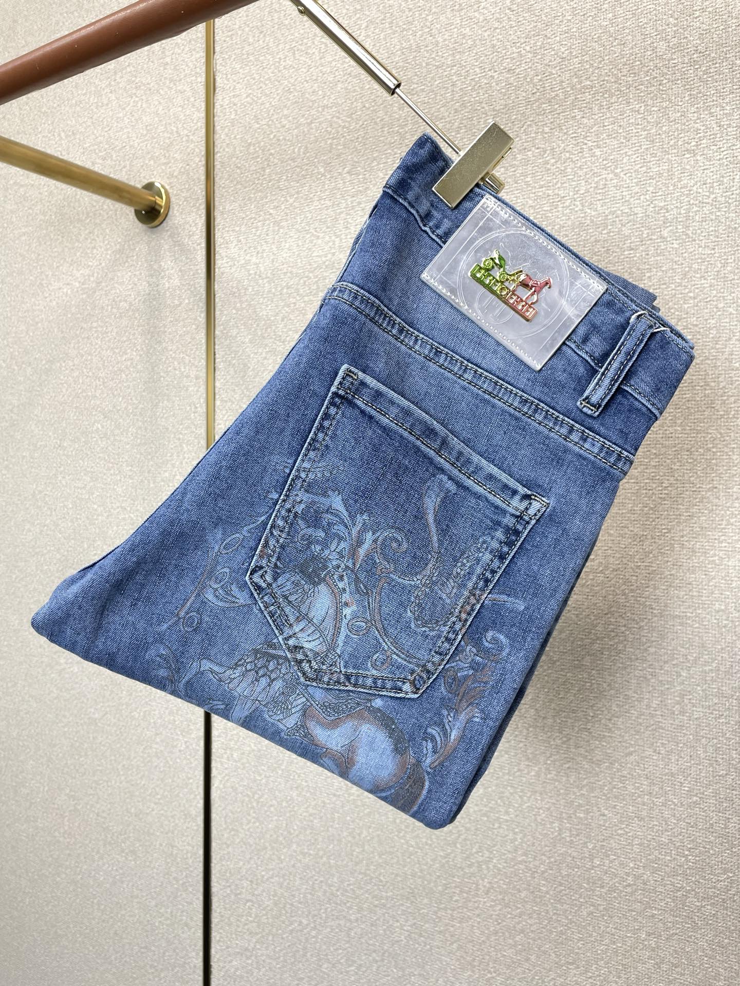 。Hermès爱马仕💥独家专供新款休闲牛仔裤👖高端版本 专柜定制面料 透气舒适度高，细节无可挑剔，品牌元