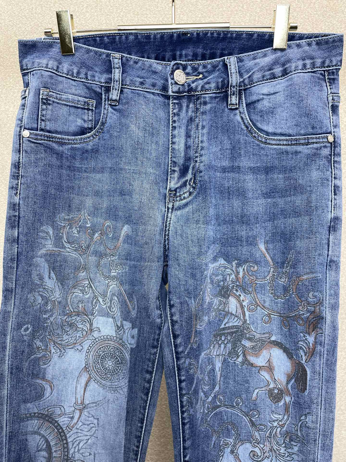 。Hermès爱马仕💥独家专供新款休闲牛仔裤👖高端版本 专柜定制面料 透气舒适度高，细节无可挑剔，品牌元
