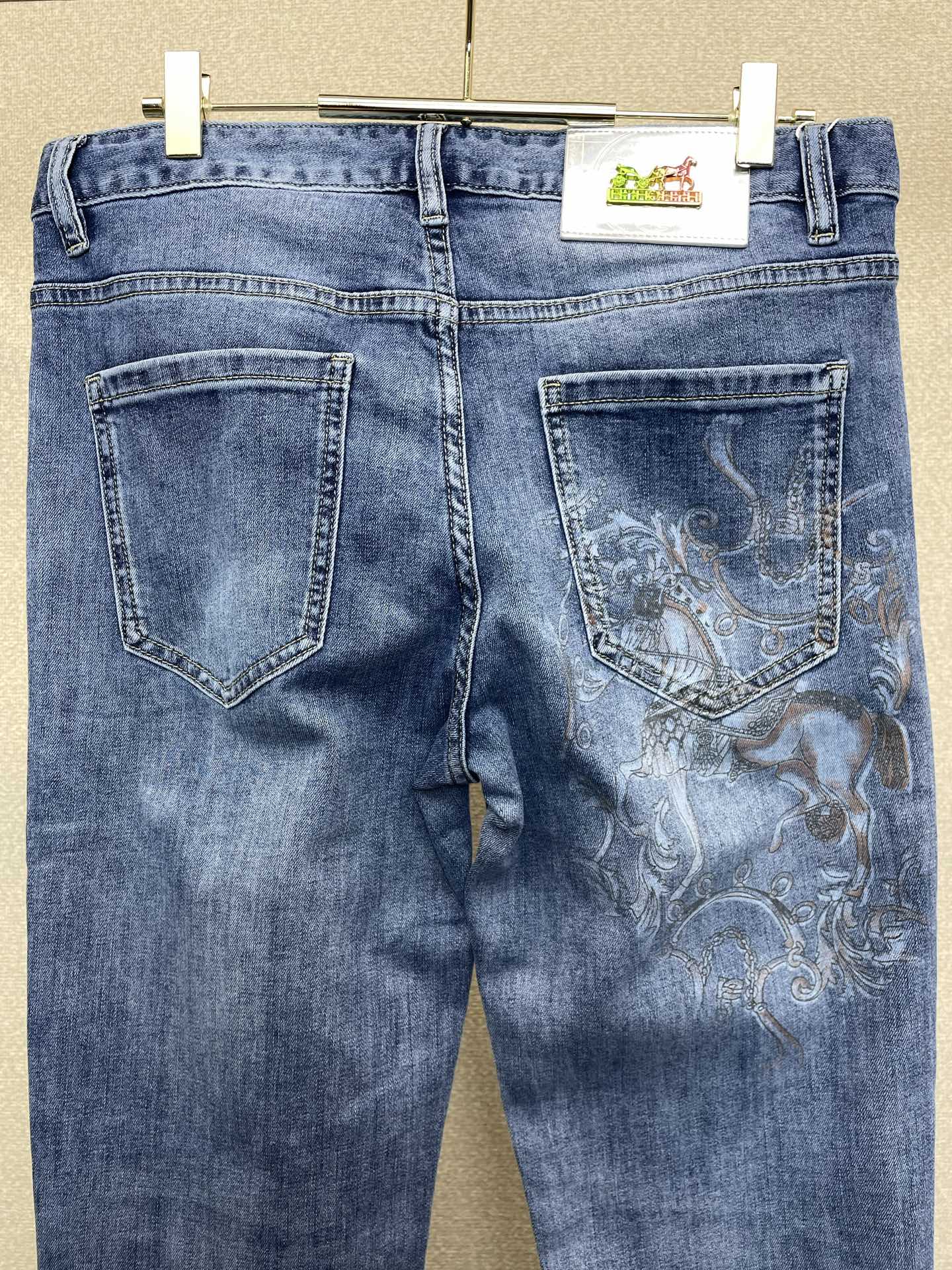 。Hermès爱马仕💥独家专供新款休闲牛仔裤👖高端版本 专柜定制面料 透气舒适度高，细节无可挑剔，品牌元