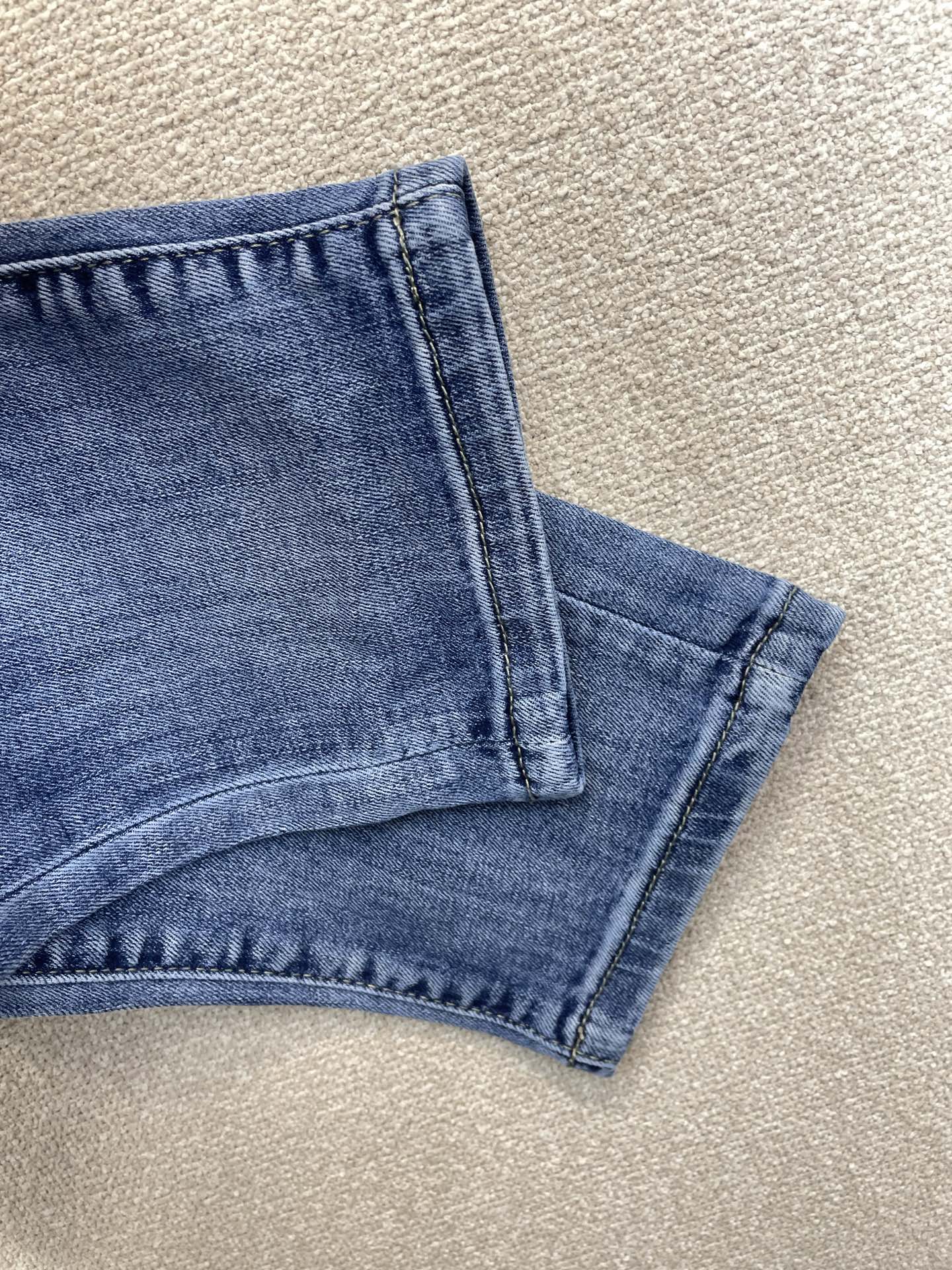 。Hermès爱马仕💥独家专供新款休闲牛仔裤👖高端版本 专柜定制面料 透气舒适度高，细节无可挑剔，品牌元