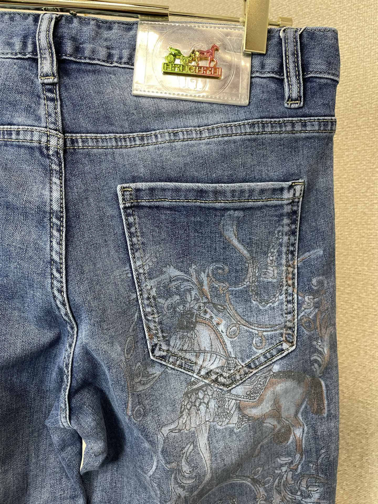 。Hermès爱马仕💥独家专供新款休闲牛仔裤👖高端版本 专柜定制面料 透气舒适度高，细节无可挑剔，品牌元