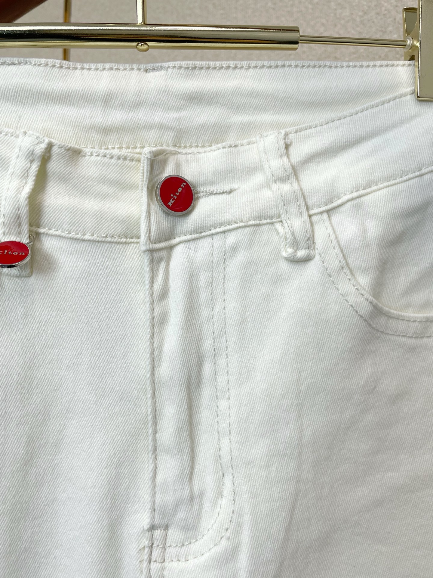 。KITON💥独家专供新款休闲牛仔裤👖高端版本 专柜定制面料 透气舒适度高，细节无可挑剔，品牌元素设计理