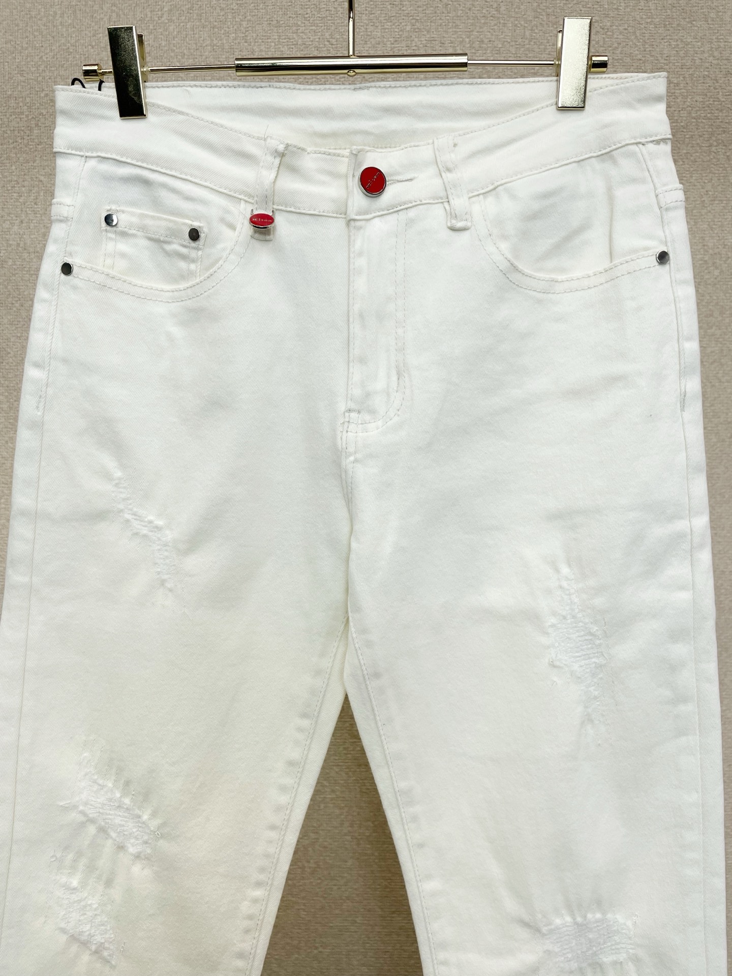 。KITON💥独家专供新款休闲牛仔裤👖高端版本 专柜定制面料 透气舒适度高，细节无可挑剔，品牌元素设计理