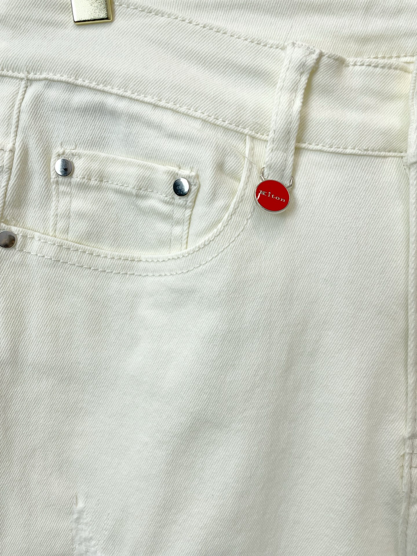 。KITON💥独家专供新款休闲牛仔裤👖高端版本 专柜定制面料 透气舒适度高，细节无可挑剔，品牌元素设计理