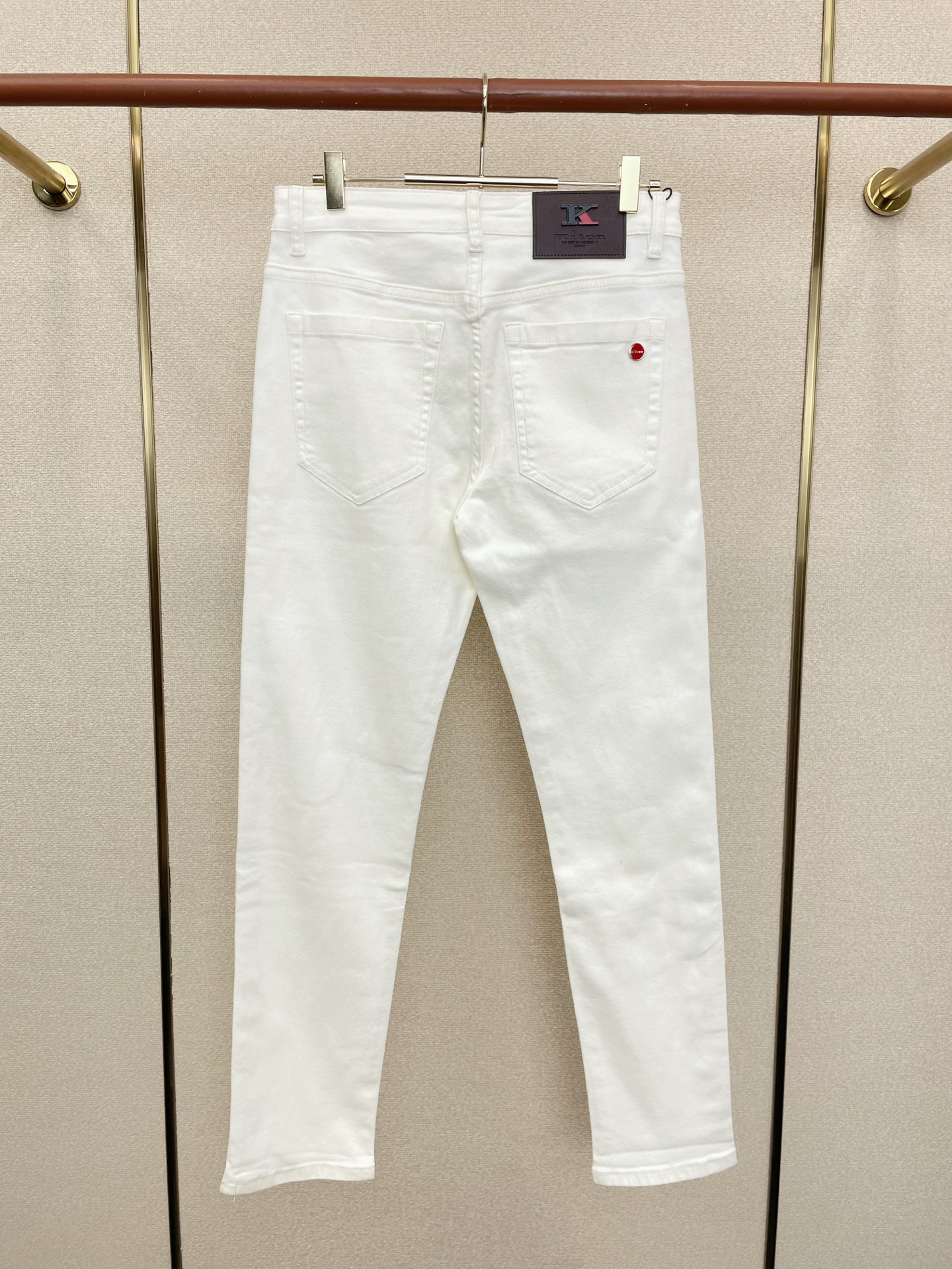 。KITON💥独家专供新款休闲牛仔裤👖高端版本 专柜定制面料 透气舒适度高，细节无可挑剔，品牌元素设计理