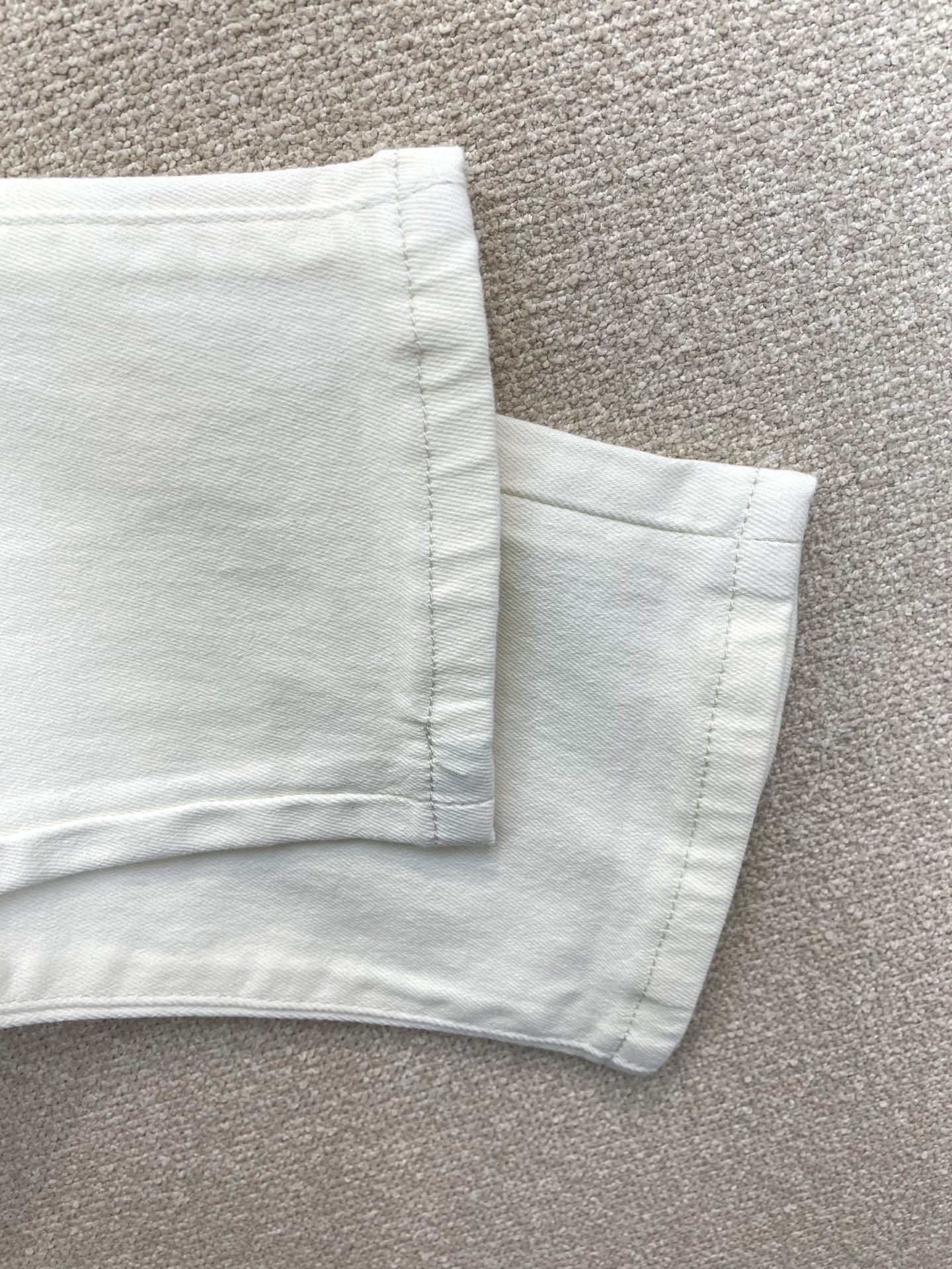 。KITON💥独家专供新款休闲牛仔裤👖高端版本 专柜定制面料 透气舒适度高，细节无可挑剔，品牌元素设计理