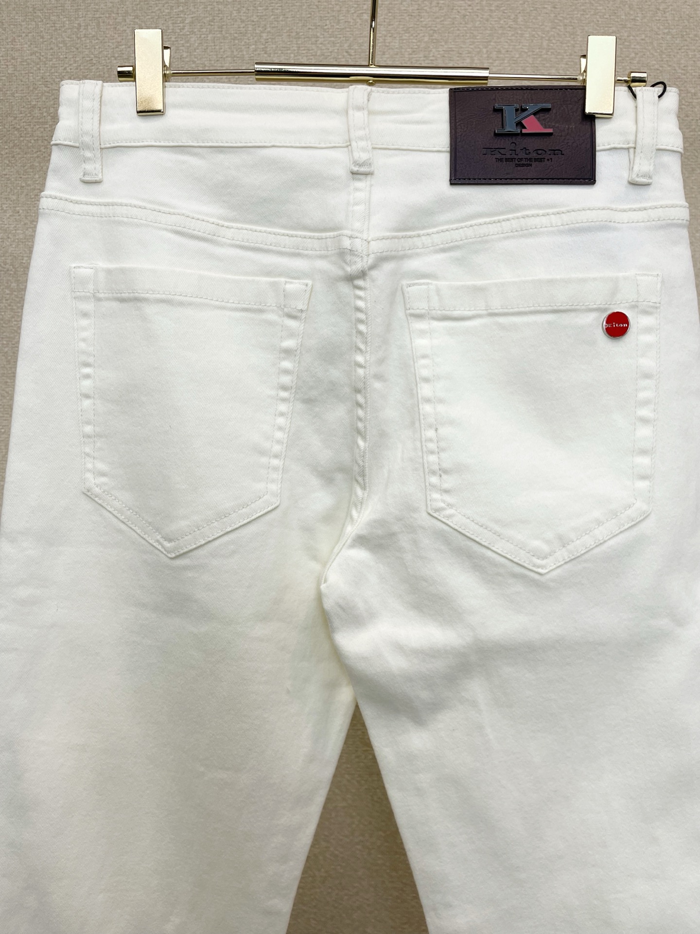 。KITON💥独家专供新款休闲牛仔裤👖高端版本 专柜定制面料 透气舒适度高，细节无可挑剔，品牌元素设计理