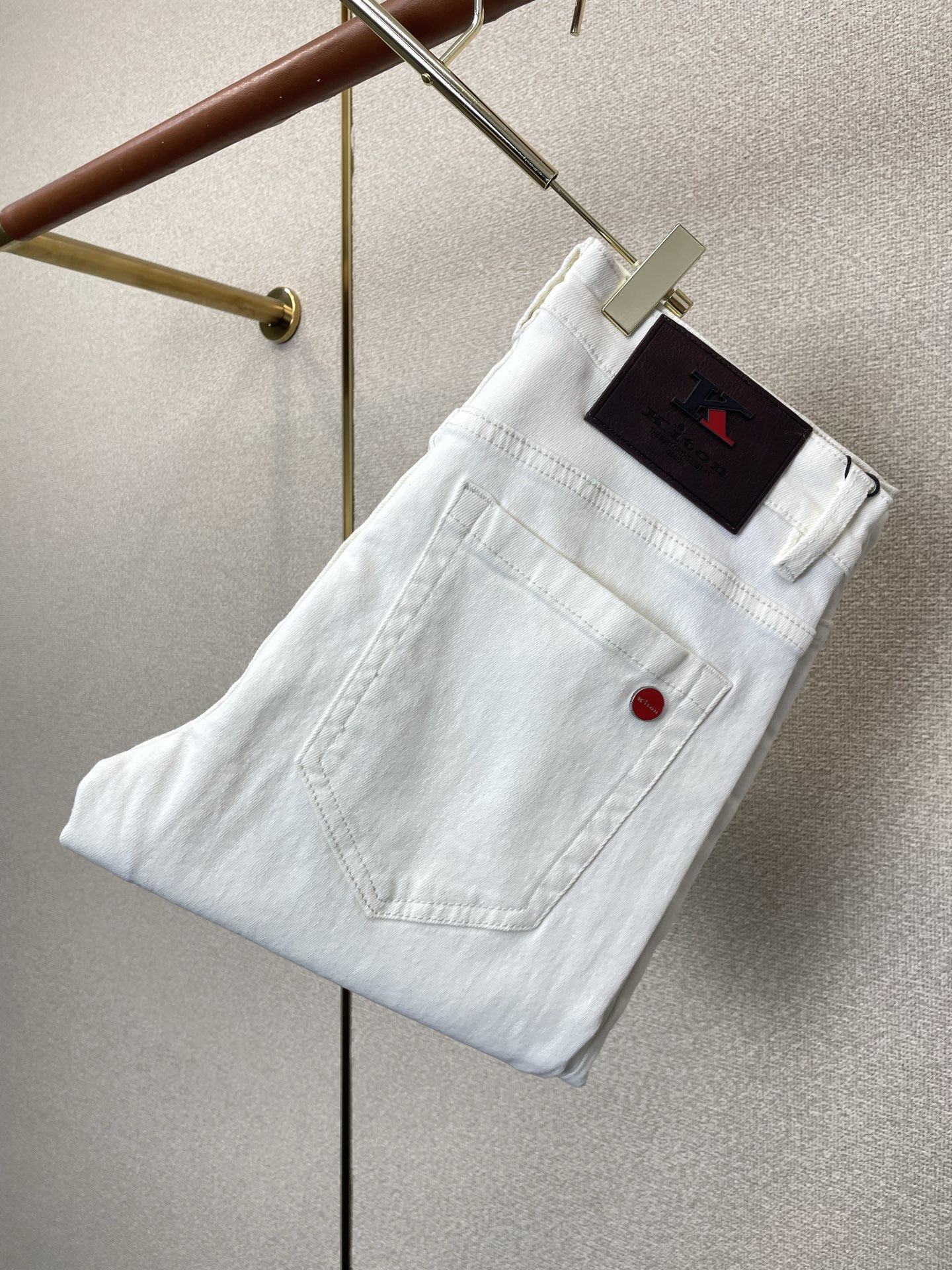 。KITON💥独家专供新款休闲牛仔裤👖高端版本 专柜定制面料 透气舒适度高，细节无可挑剔，品牌元素设计理