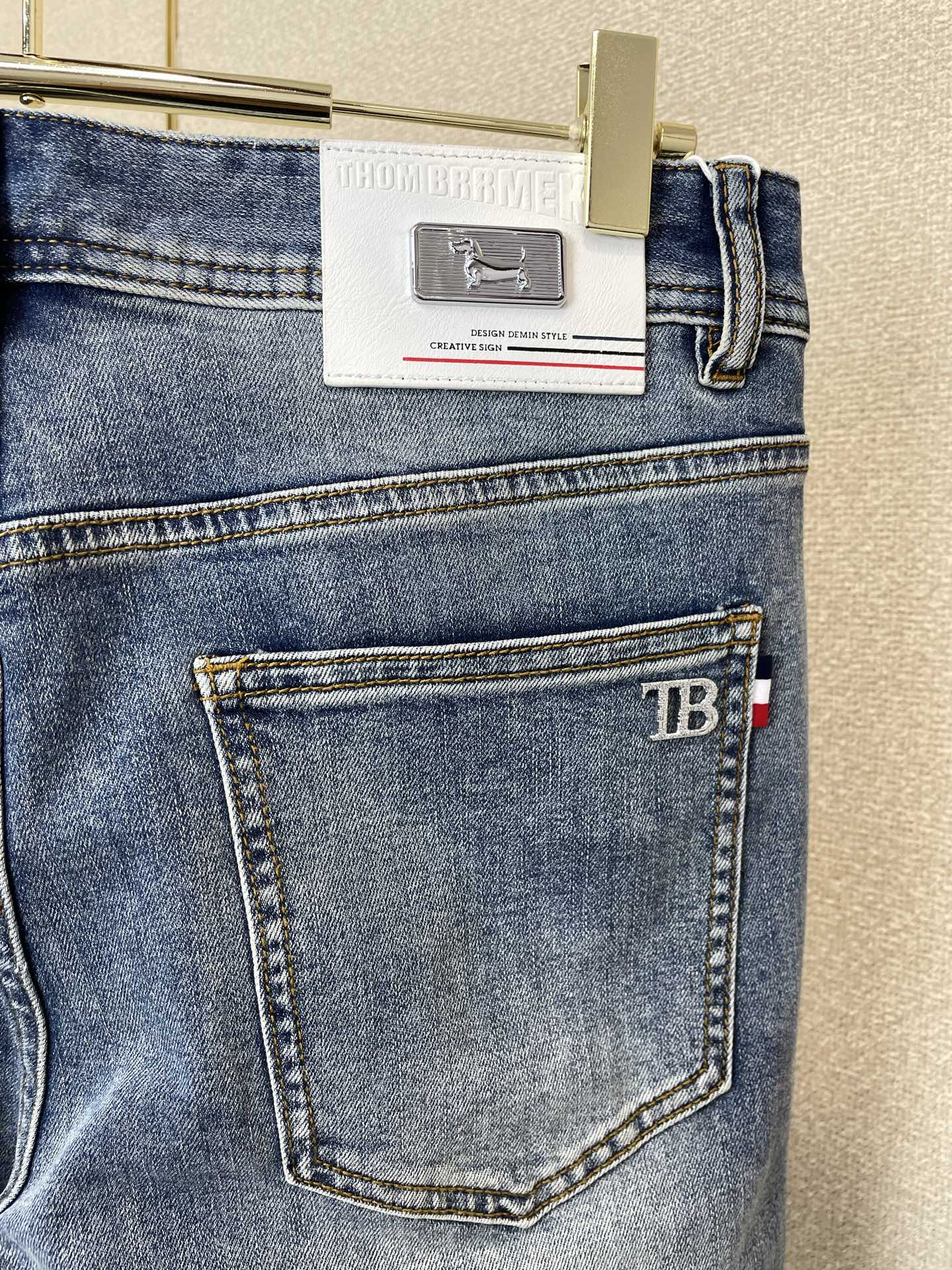 。Thom Browne汤姆布朗💥独家专供新款休闲牛仔裤👖高端版本 专柜定制面料 透气舒适度高，细节无可