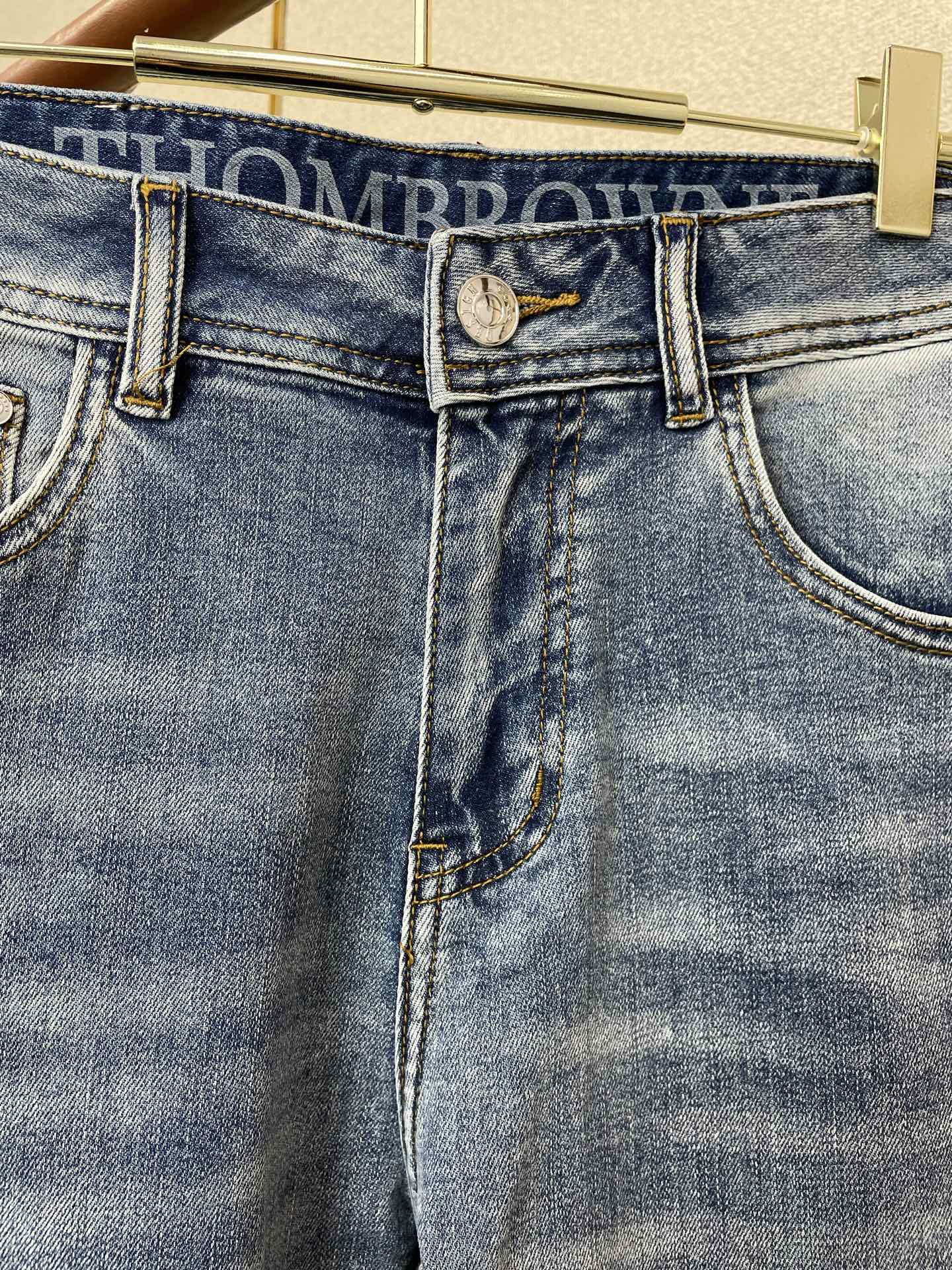 。Thom Browne汤姆布朗💥独家专供新款休闲牛仔裤👖高端版本 专柜定制面料 透气舒适度高，细节无可