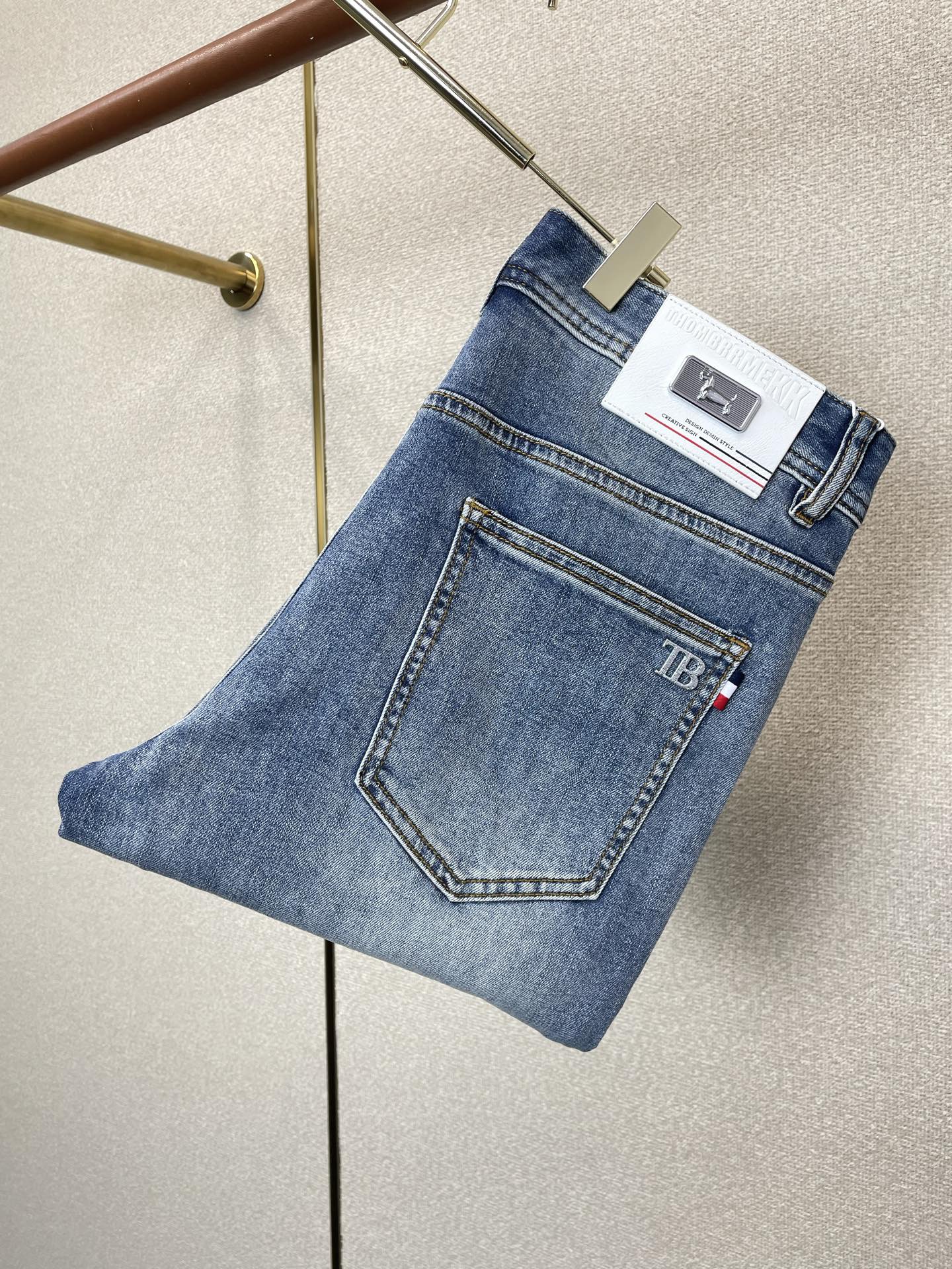 。Thom Browne汤姆布朗💥独家专供新款休闲牛仔裤👖高端版本 专柜定制面料 透气舒适度高，细节无可