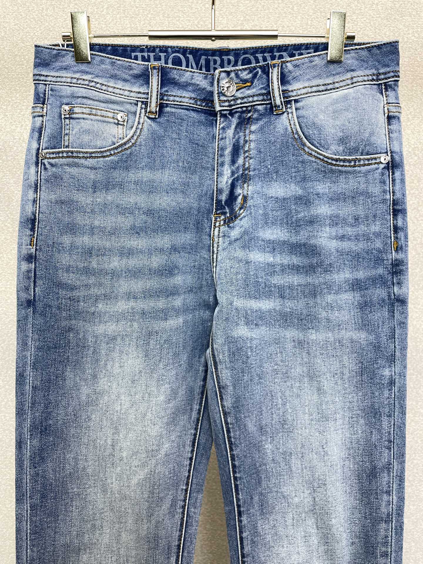 。Thom Browne汤姆布朗💥独家专供新款休闲牛仔裤👖高端版本 专柜定制面料 透气舒适度高，细节无可