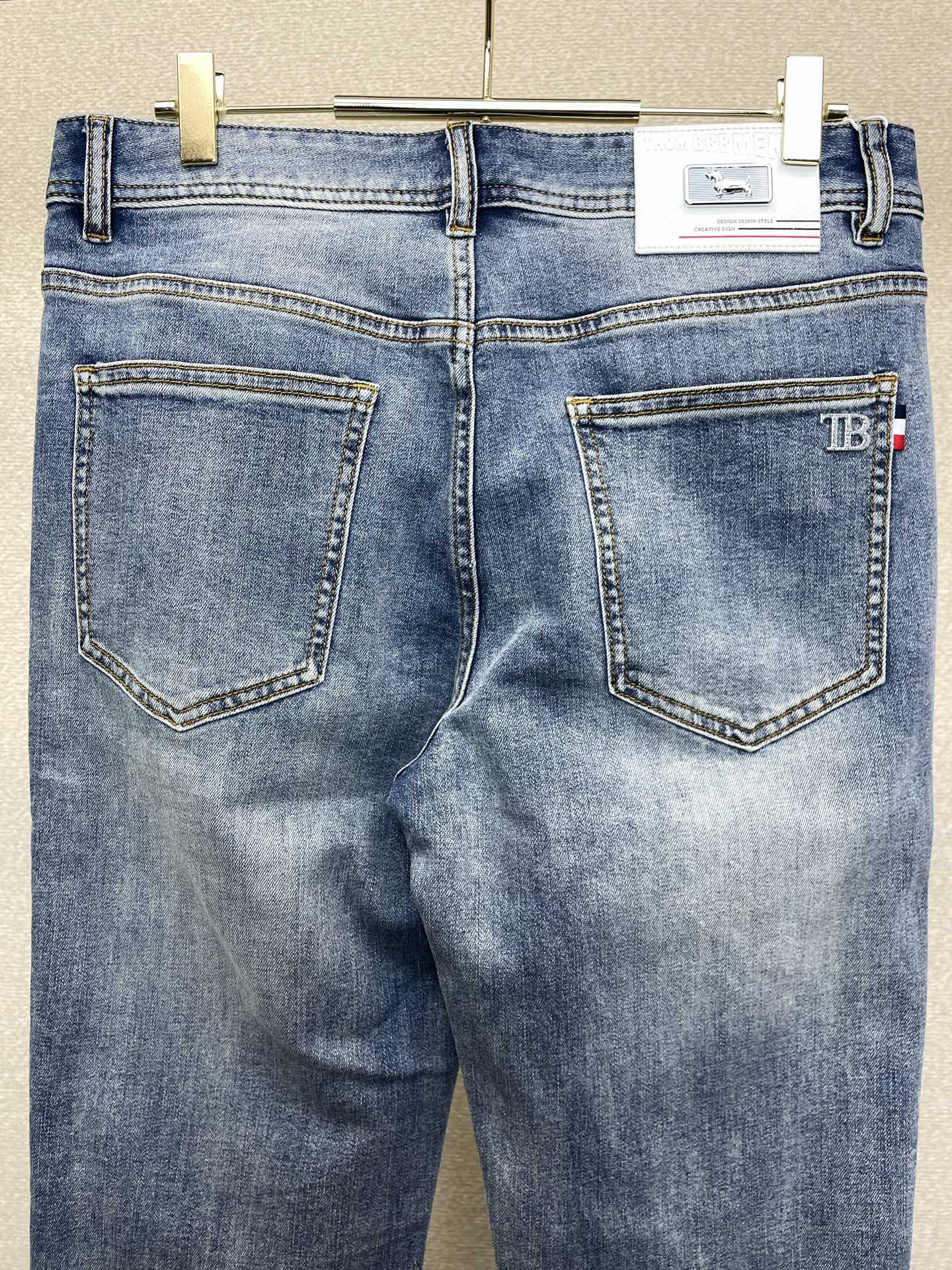 。Thom Browne汤姆布朗💥独家专供新款休闲牛仔裤👖高端版本 专柜定制面料 透气舒适度高，细节无可