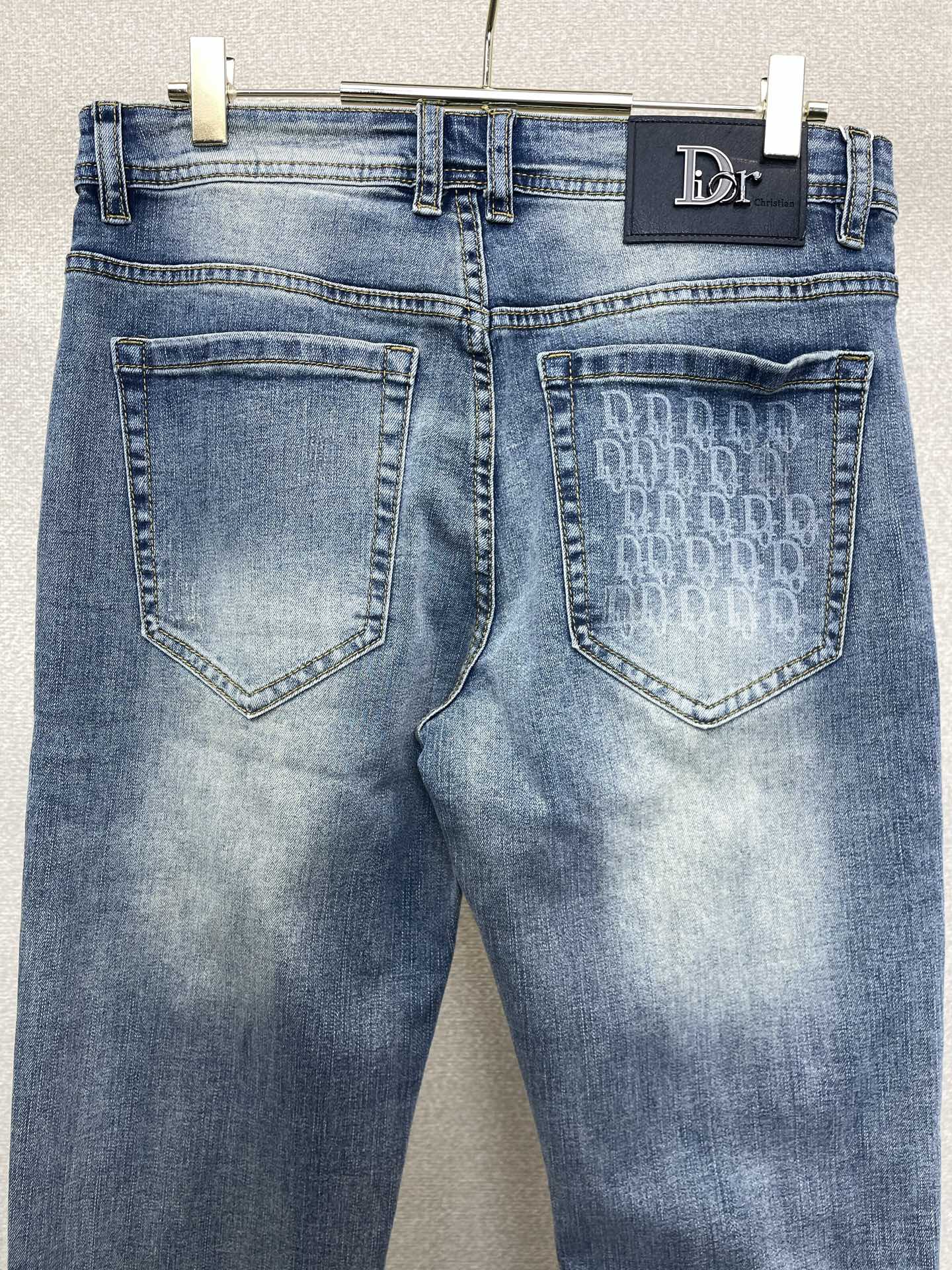 。Dior迪奥💥独家专供新款休闲牛仔裤👖高端版本 专柜定制面料 透气舒适度高，细节无可挑剔，品牌元素设计