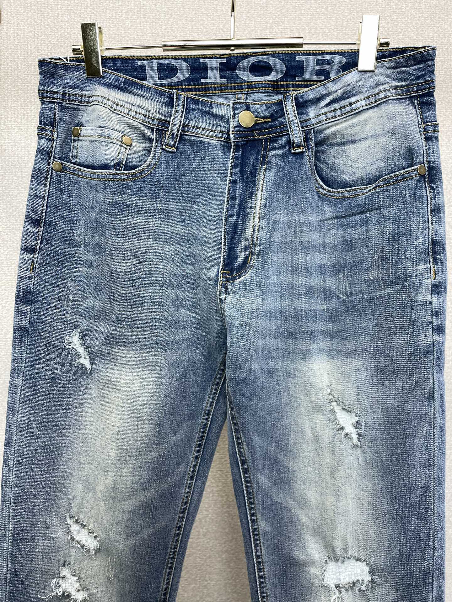 。Dior迪奥💥独家专供新款休闲牛仔裤👖高端版本 专柜定制面料 透气舒适度高，细节无可挑剔，品牌元素设计
