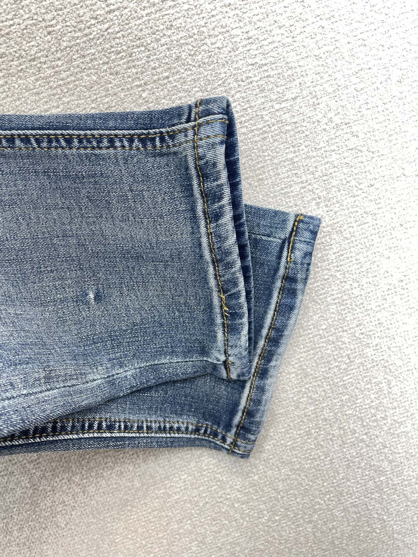 。Dior迪奥💥独家专供新款休闲牛仔裤👖高端版本 专柜定制面料 透气舒适度高，细节无可挑剔，品牌元素设计