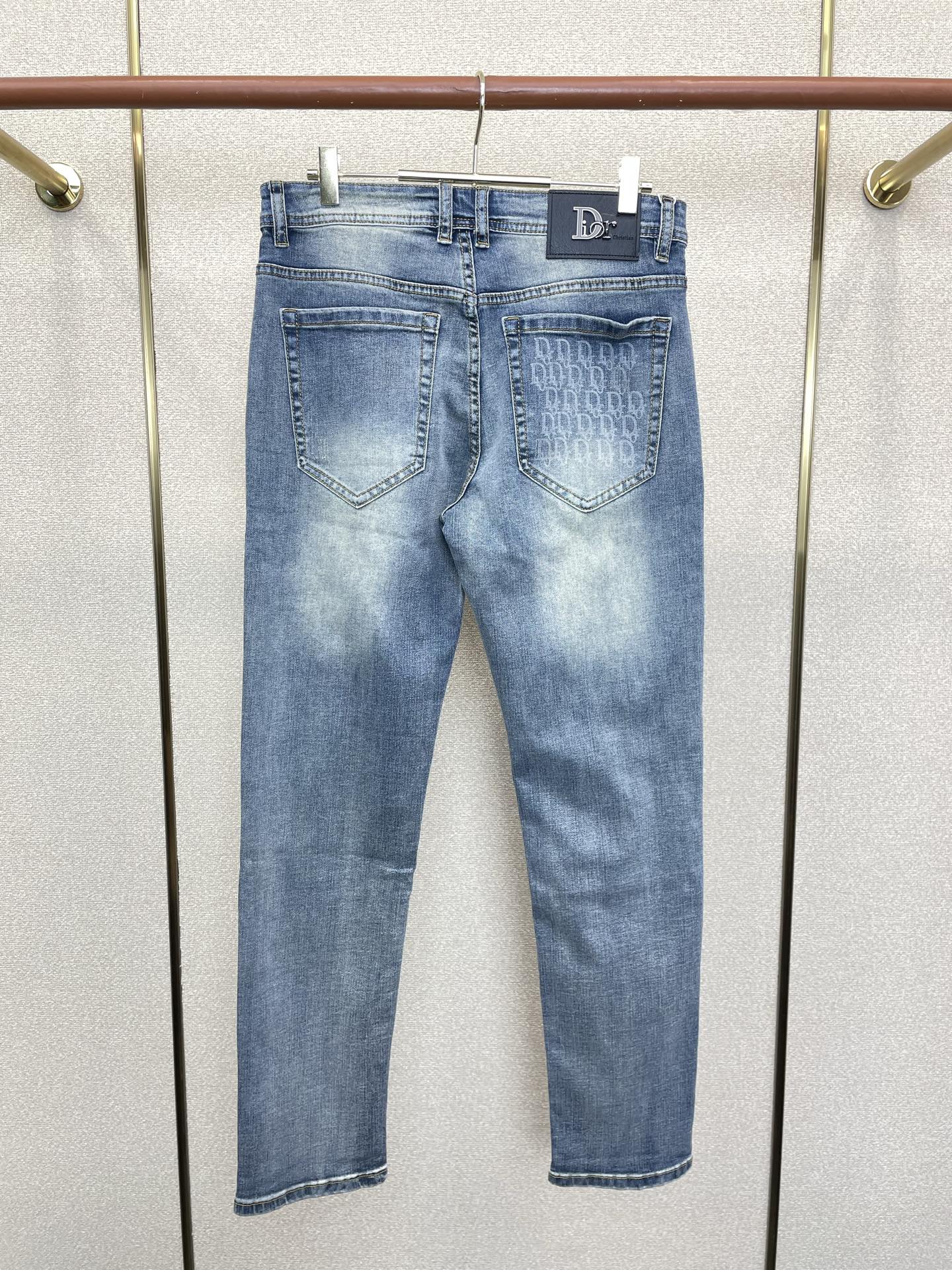 。Dior迪奥💥独家专供新款休闲牛仔裤👖高端版本 专柜定制面料 透气舒适度高，细节无可挑剔，品牌元素设计