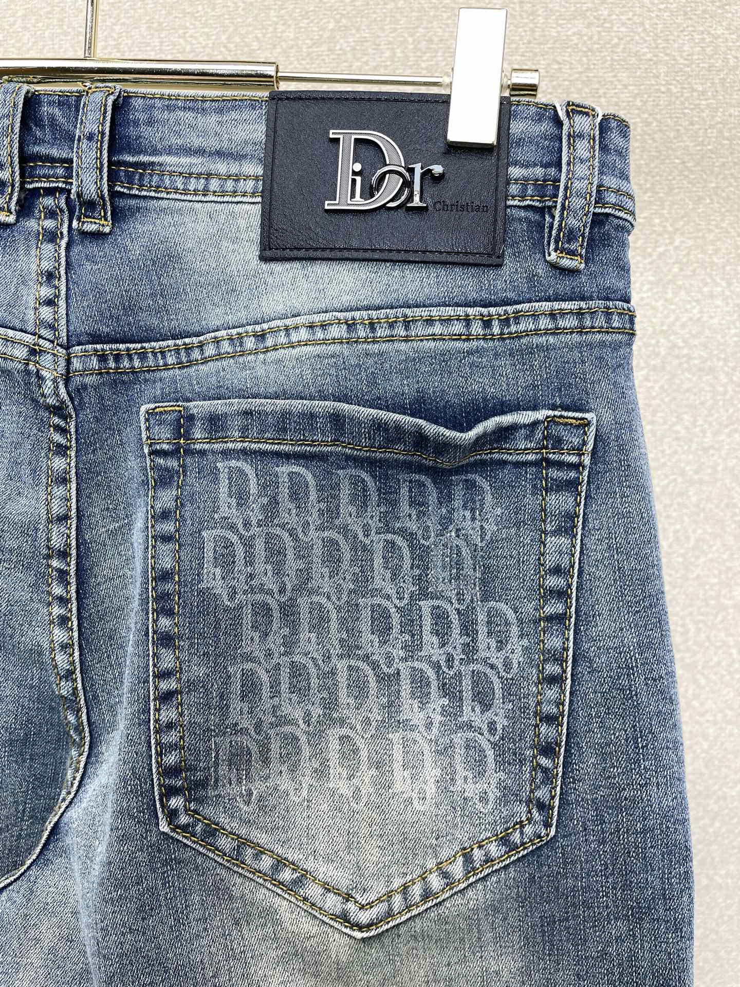 。Dior迪奥💥独家专供新款休闲牛仔裤👖高端版本 专柜定制面料 透气舒适度高，细节无可挑剔，品牌元素设计