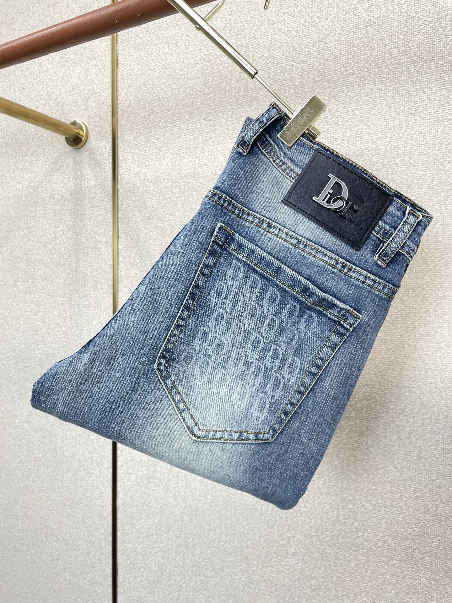 。Dior迪奥💥独家专供新款休闲牛仔裤👖高端版本 专柜定制面料 透气舒适度高，细节无可挑剔，品牌元素设计