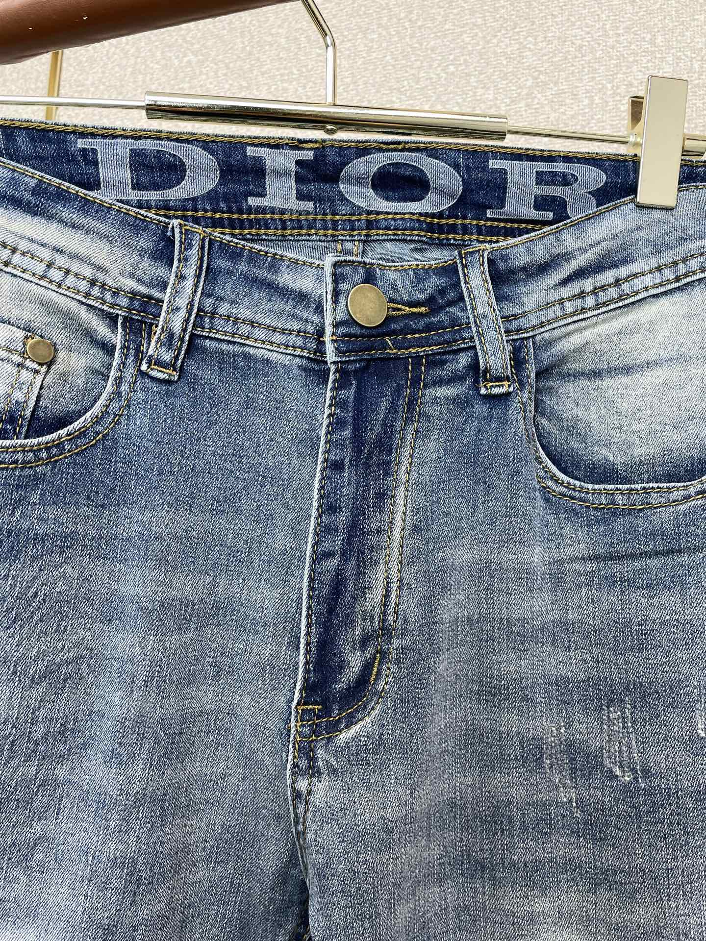 。Dior迪奥💥独家专供新款休闲牛仔裤👖高端版本 专柜定制面料 透气舒适度高，细节无可挑剔，品牌元素设计