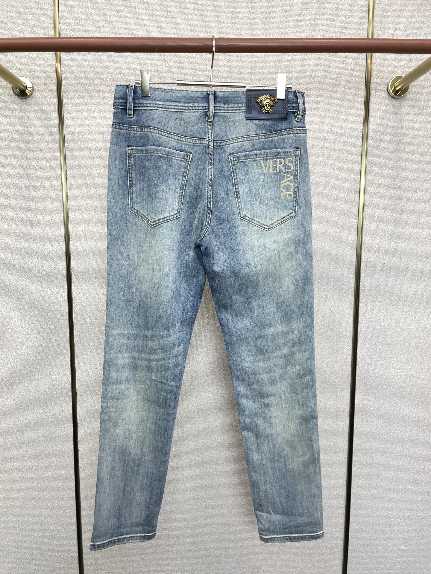 。VERSACE范思哲💥独家专供新款休闲牛仔裤👖高端版本 专柜定制面料 透气舒适度高，细节无可挑剔，品牌
