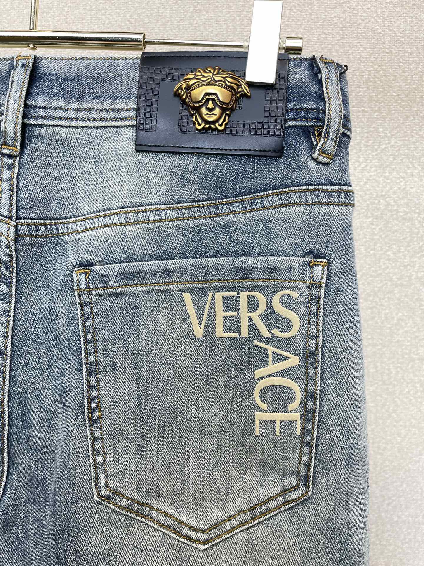 。VERSACE范思哲💥独家专供新款休闲牛仔裤👖高端版本 专柜定制面料 透气舒适度高，细节无可挑剔，品牌