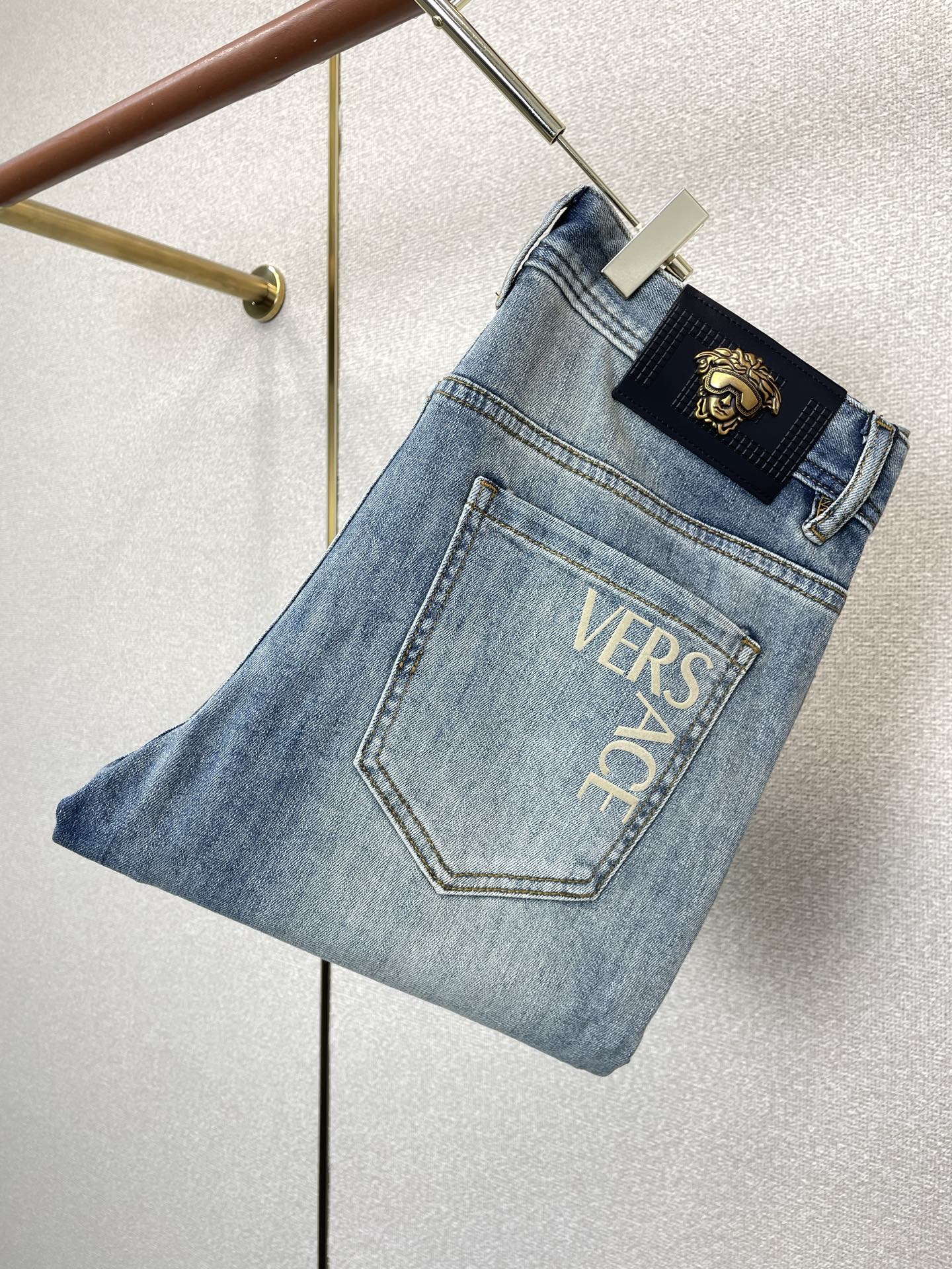 。VERSACE范思哲💥独家专供新款休闲牛仔裤👖高端版本 专柜定制面料 透气舒适度高，细节无可挑剔，品牌