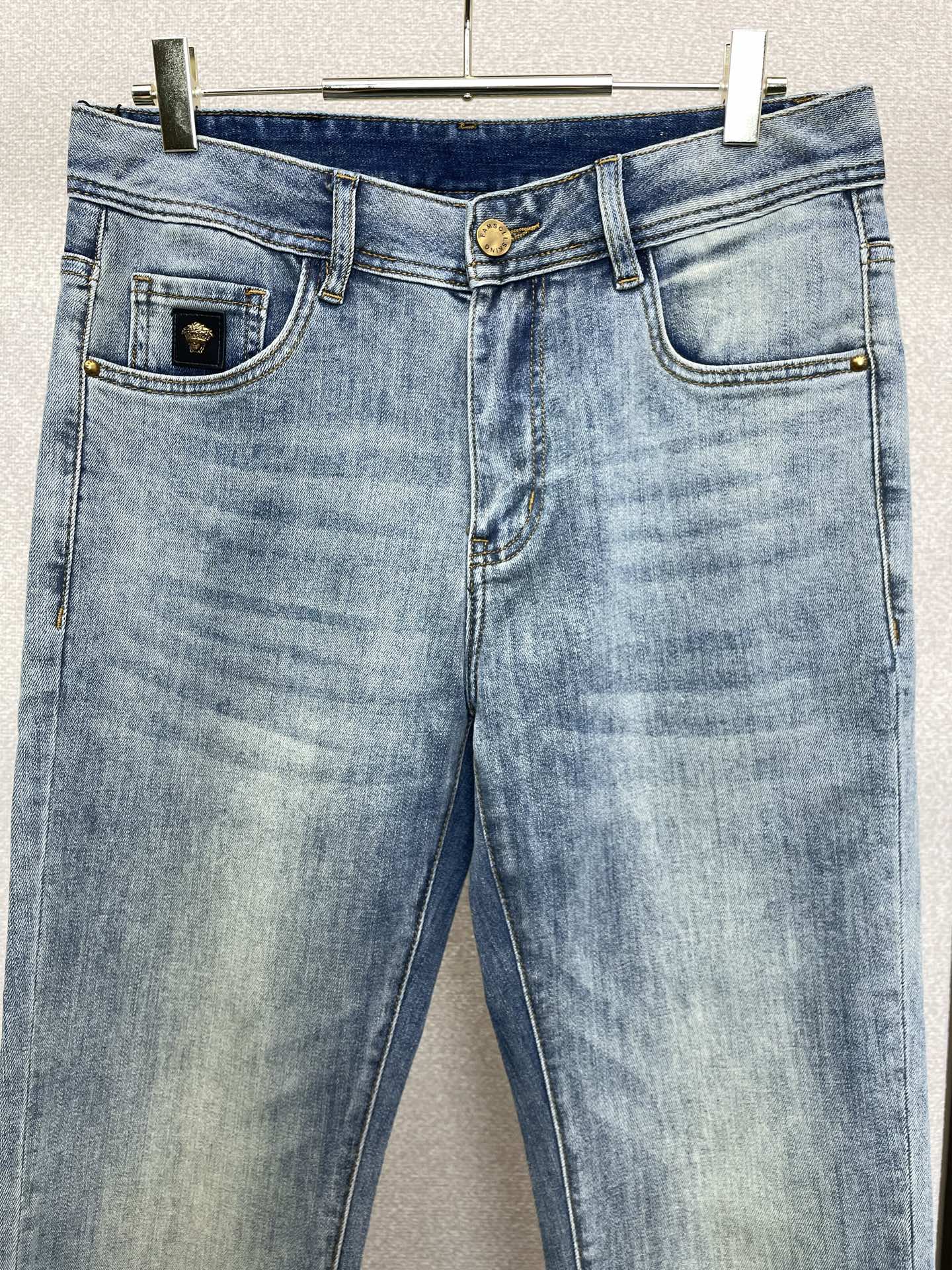 。VERSACE范思哲💥独家专供新款休闲牛仔裤👖高端版本 专柜定制面料 透气舒适度高，细节无可挑剔，品牌