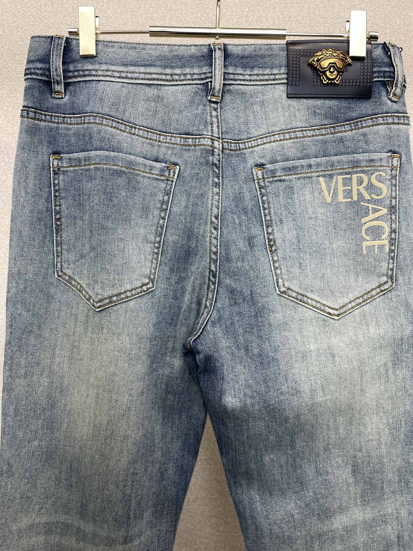 。VERSACE范思哲💥独家专供新款休闲牛仔裤👖高端版本 专柜定制面料 透气舒适度高，细节无可挑剔，品牌