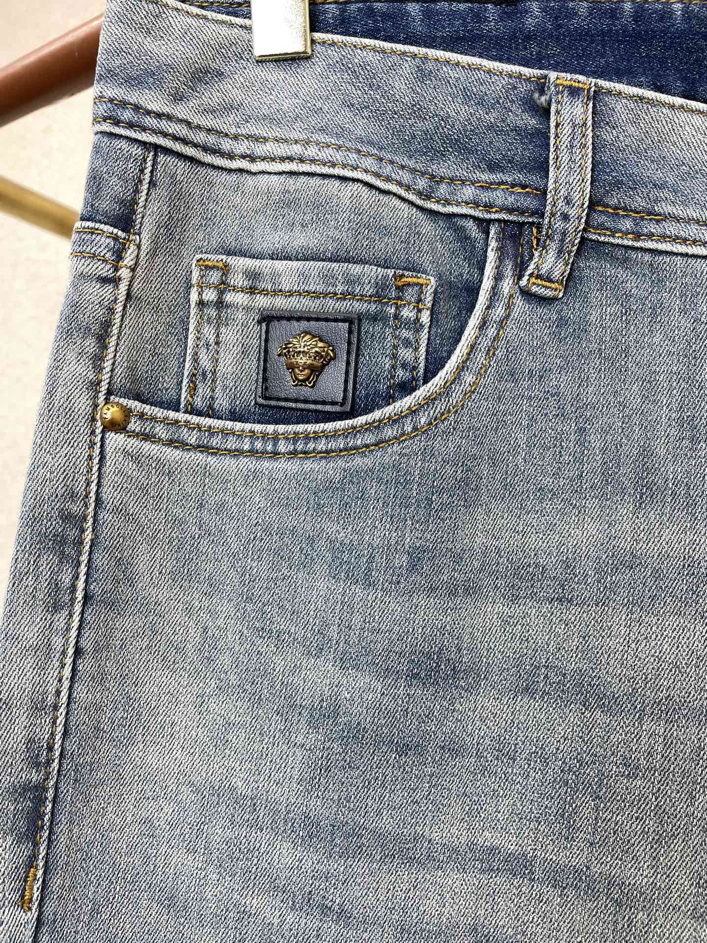 。VERSACE范思哲💥独家专供新款休闲牛仔裤👖高端版本 专柜定制面料 透气舒适度高，细节无可挑剔，品牌