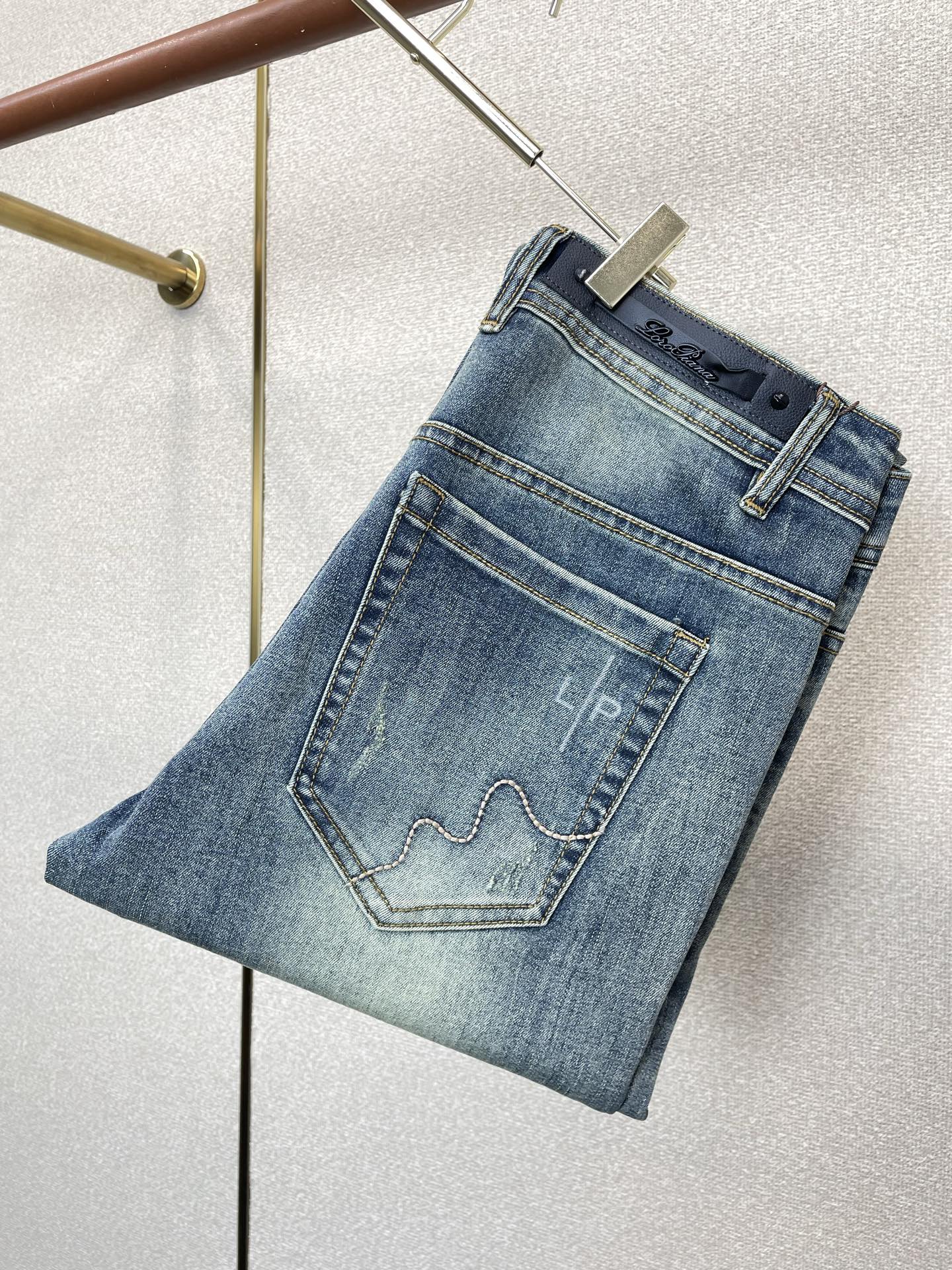 NO:913858,.LP-Loro Piana is a high-end version of the new casual jeans that everyone wants to buy. Custom-made fabrics at the counter. Highly breathable and comfortable, with impeccable details. The brand element design concept reflects high quality. It feels delicate and soft!  It presents a casual cut and the upper body shape is awesome!  Code number 29-38,,loro piana,loro piana,jeans,19860909.LP-Loro Piana诺悠翩雅砸锅卖铁都要上的新款新款休闲牛仔裤高端版本 专柜定制面料 透气舒适度高,细节无可挑剔,品牌元素设计理念,体现高品质.手感细腻柔软！呈现休闲裁剪,上身版型超赞！码数29-38,,loro piana,loro piana,jeans,,Men's clothing