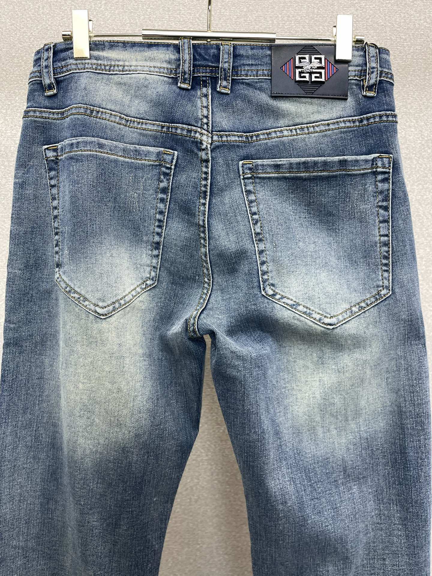 。Givenchy纪梵希💥独家专供新款休闲牛仔裤👖高端版本 专柜定制面料 透气舒适度高，细节无可挑剔，品