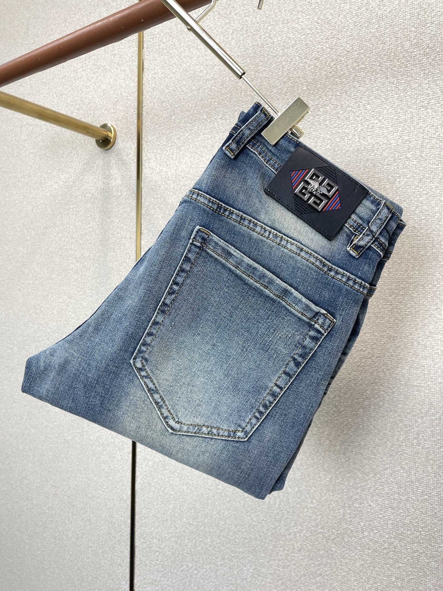 。Givenchy纪梵希💥独家专供新款休闲牛仔裤👖高端版本 专柜定制面料 透气舒适度高，细节无可挑剔，品