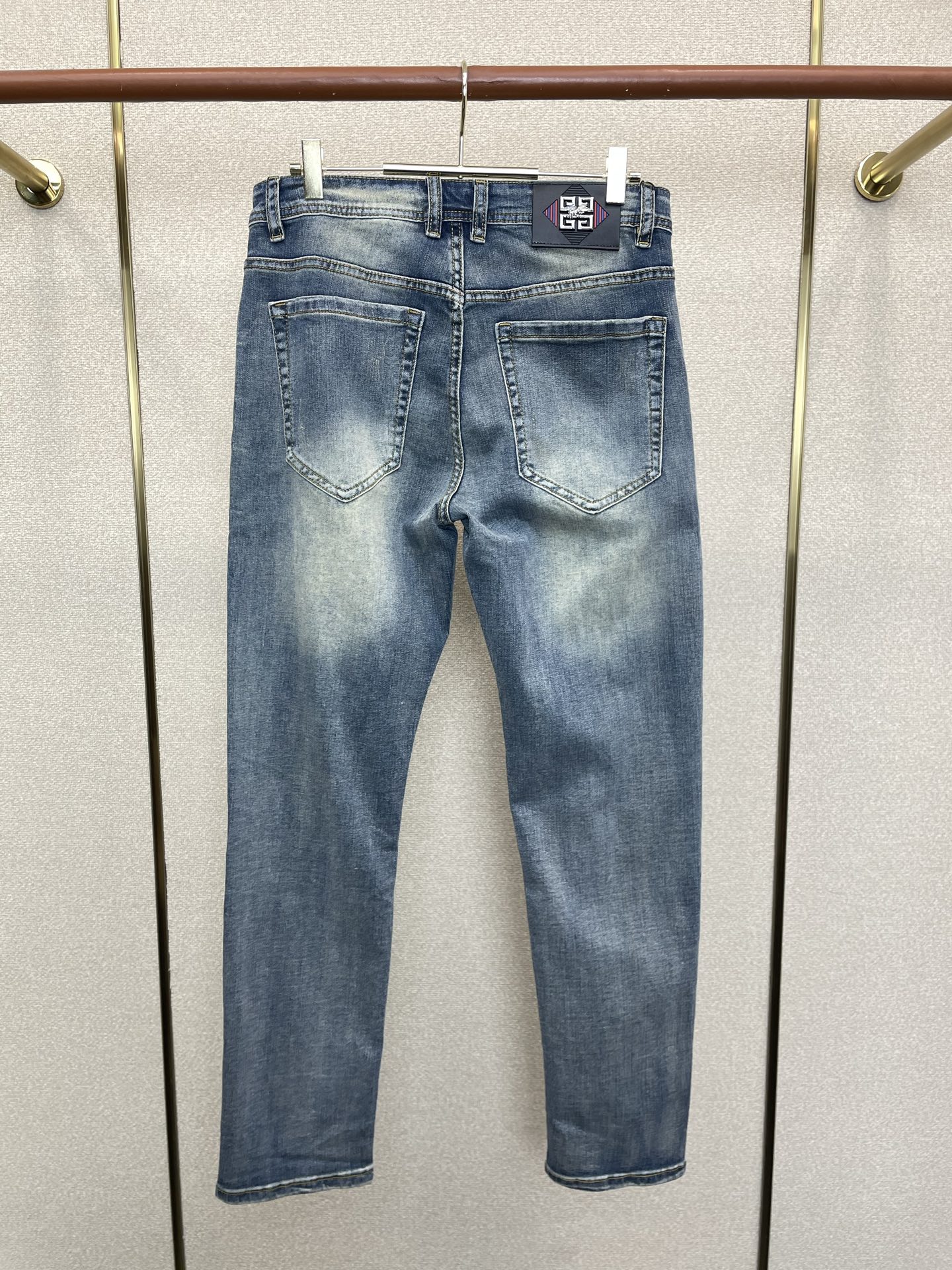 。Givenchy纪梵希💥独家专供新款休闲牛仔裤👖高端版本 专柜定制面料 透气舒适度高，细节无可挑剔，品