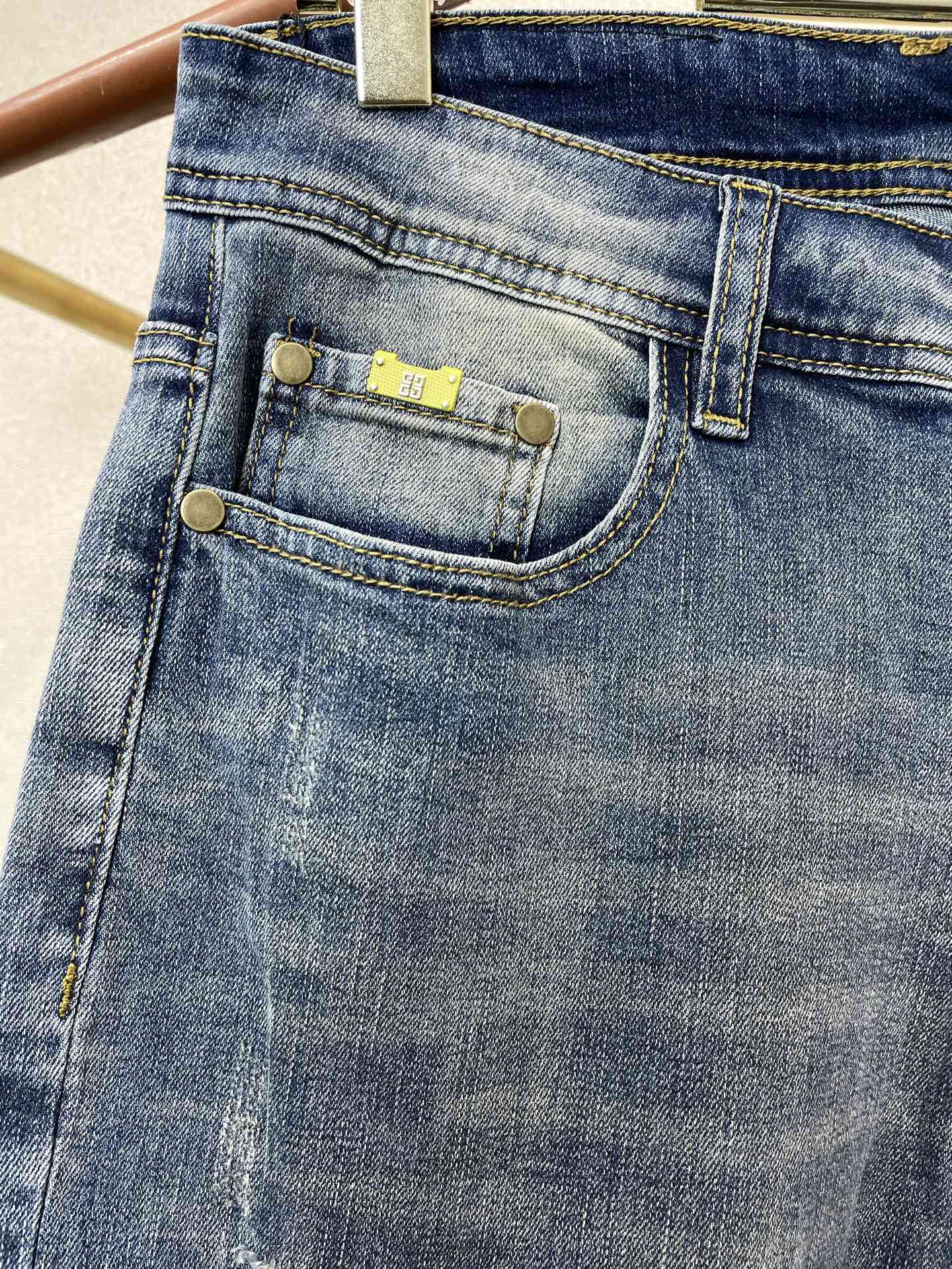 。Givenchy纪梵希💥独家专供新款休闲牛仔裤👖高端版本 专柜定制面料 透气舒适度高，细节无可挑剔，品