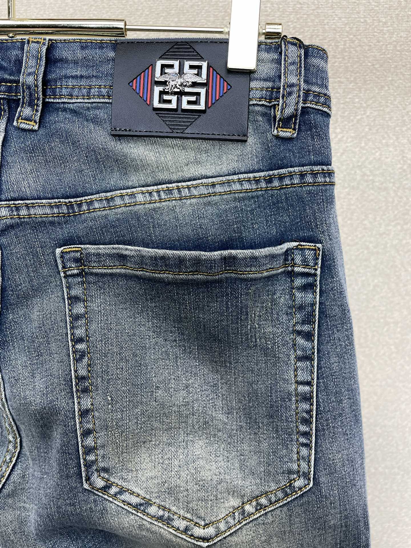 。Givenchy纪梵希💥独家专供新款休闲牛仔裤👖高端版本 专柜定制面料 透气舒适度高，细节无可挑剔，品