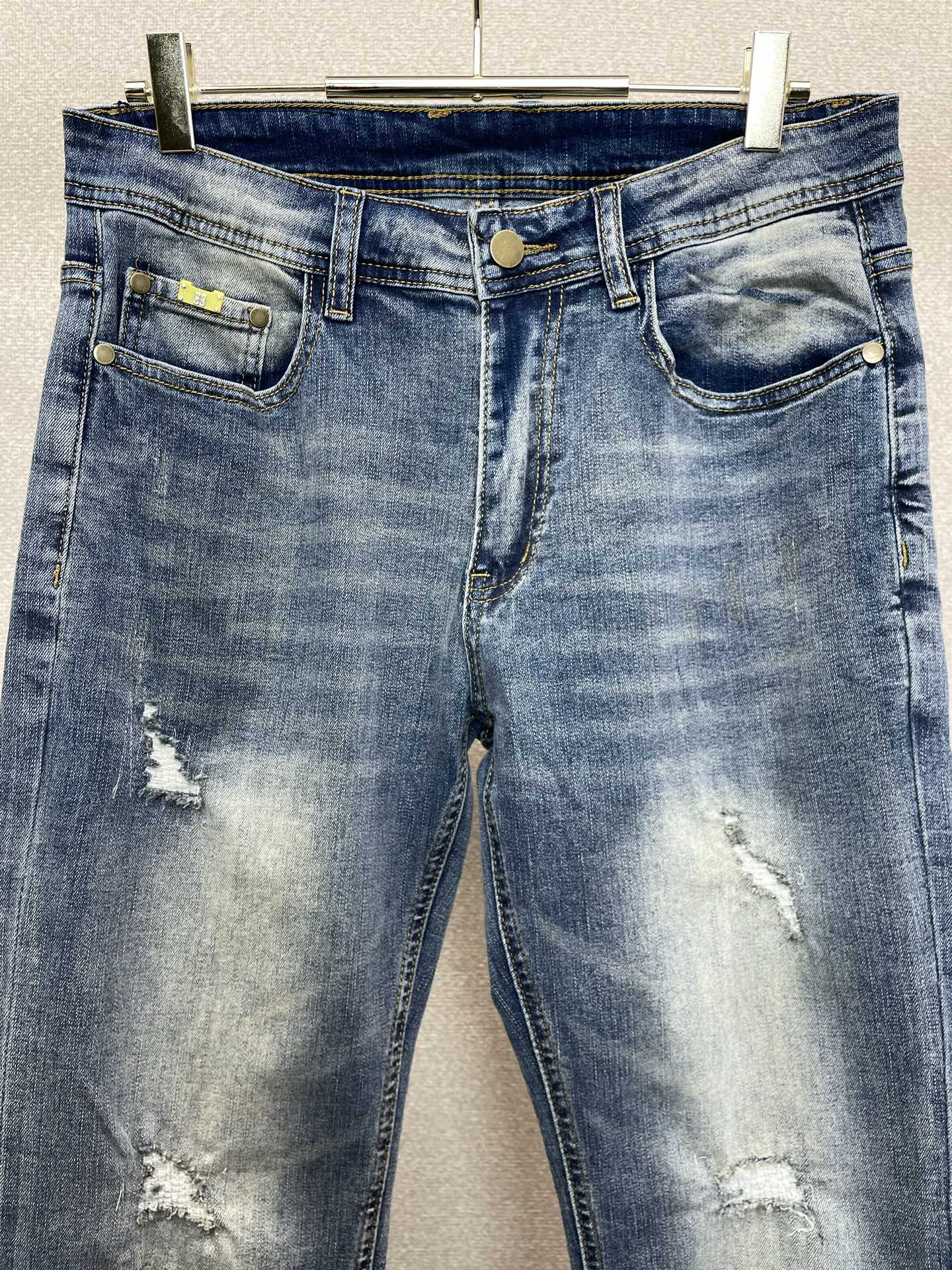。Givenchy纪梵希💥独家专供新款休闲牛仔裤👖高端版本 专柜定制面料 透气舒适度高，细节无可挑剔，品