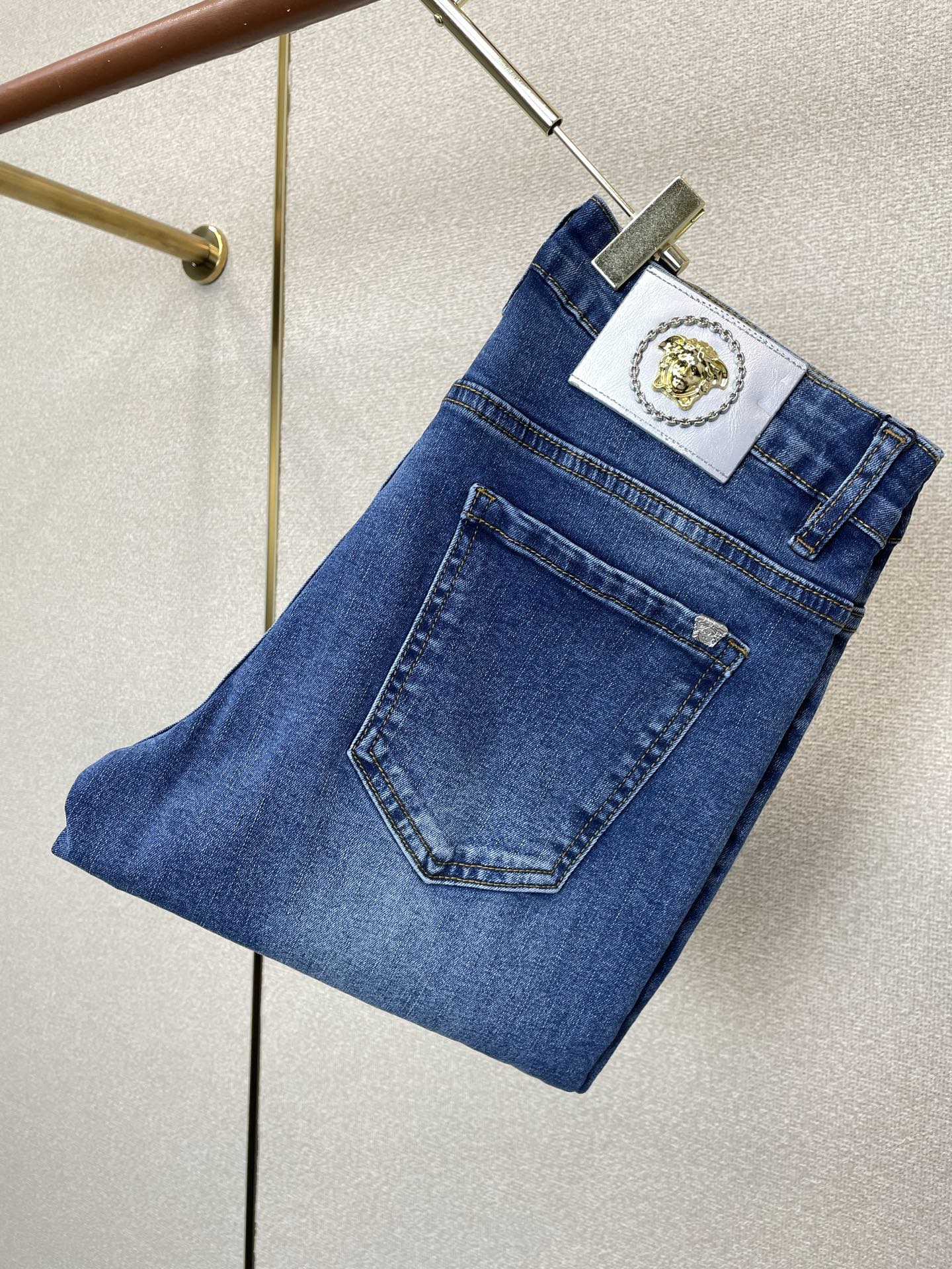 NO:915787,.Versace's new high-end version of casual jeans that everyone wants to sell. Customized fabrics at the counter. Highly breathable and comfortable, with impeccable details. The brand element design concept reflects high quality. It feels delicate and soft!  It presents a casual cut and the upper body shape is awesome!  Code number 29-38,,versace,versace,jeans,19860909.Versace范思哲砸锅卖铁都要上的新款新款休闲牛仔裤高端版本 专柜定制面料 透气舒适度高,细节无可挑剔,品牌元素设计理念,体现高品质.手感细腻柔软！呈现休闲裁剪,上身版型超赞！码数29-38,,versace,versace,jeans,,Men's clothing