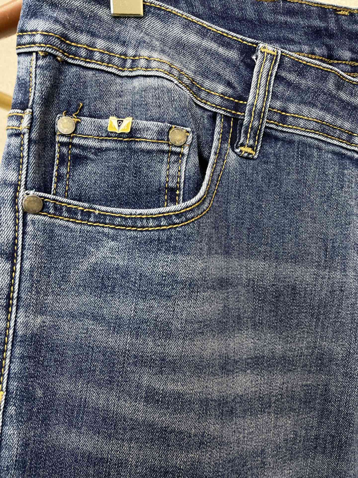 。FENDI芬迪💥独家专供新款休闲牛仔裤👖高端版本 专柜定制面料 透气舒适度高，细节无可挑剔，品牌元素设