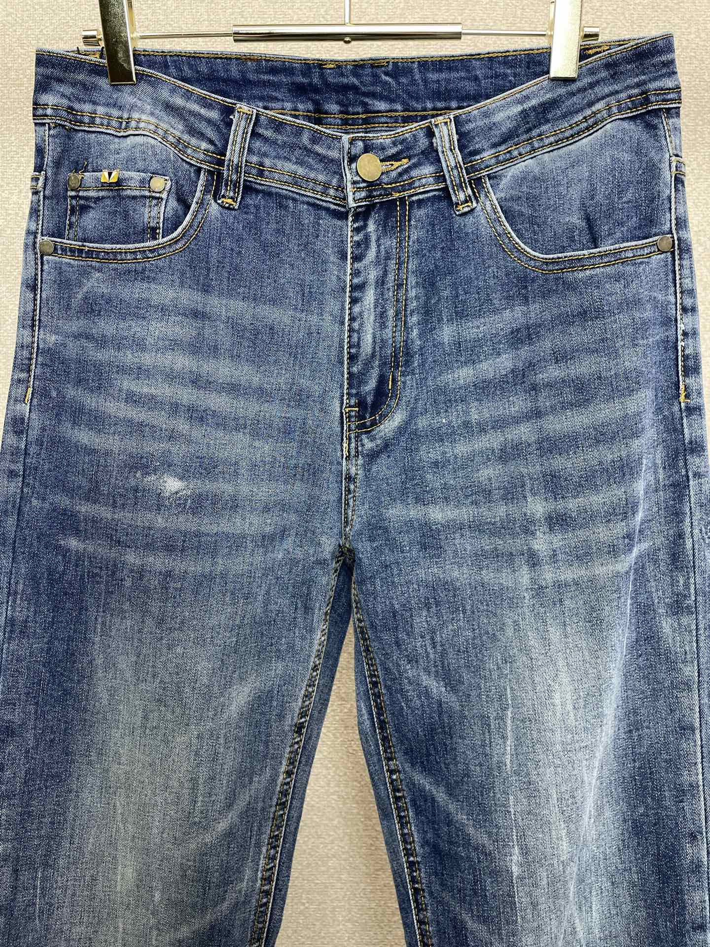 。FENDI芬迪💥独家专供新款休闲牛仔裤👖高端版本 专柜定制面料 透气舒适度高，细节无可挑剔，品牌元素设
