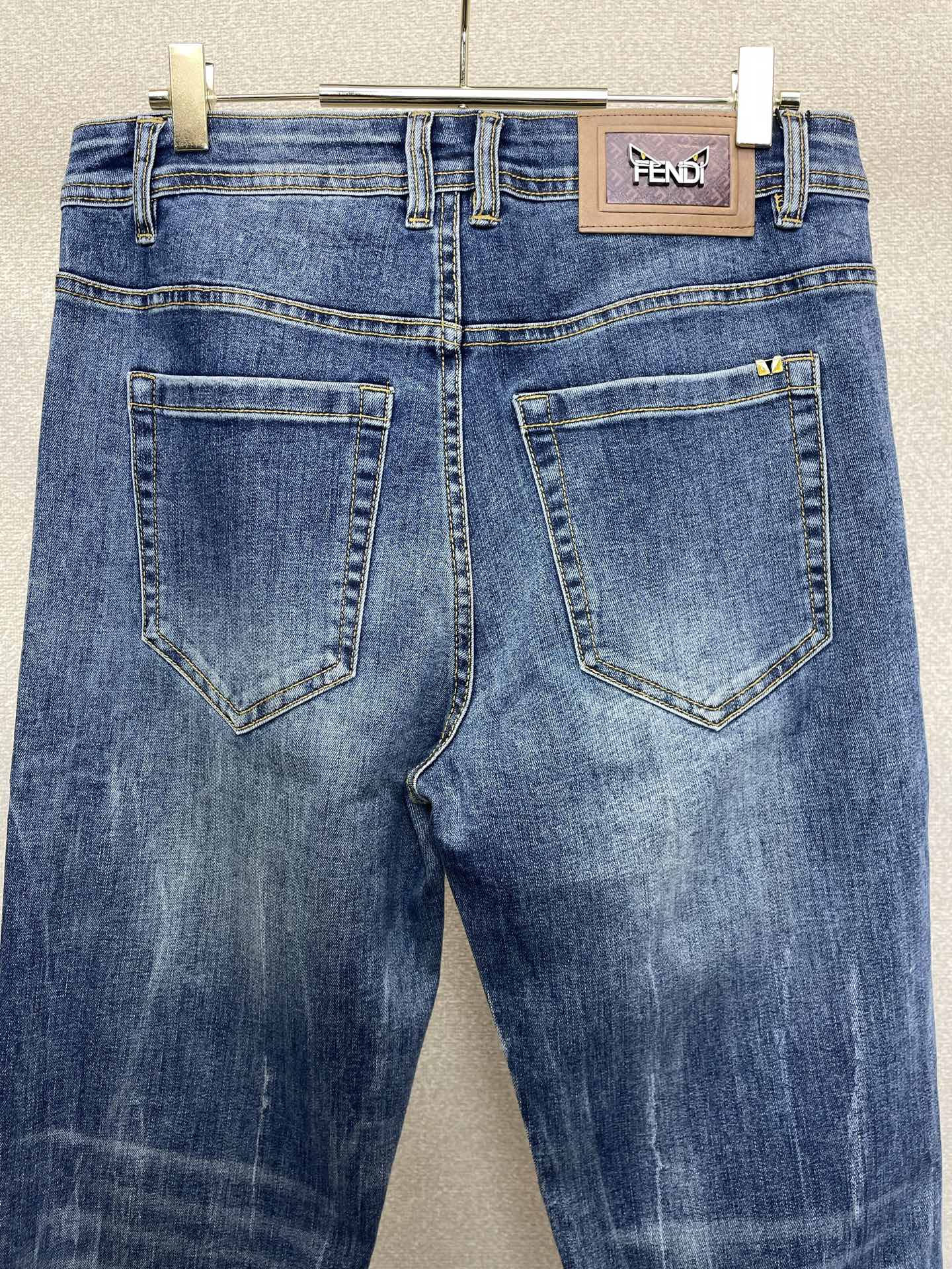。FENDI芬迪💥独家专供新款休闲牛仔裤👖高端版本 专柜定制面料 透气舒适度高，细节无可挑剔，品牌元素设
